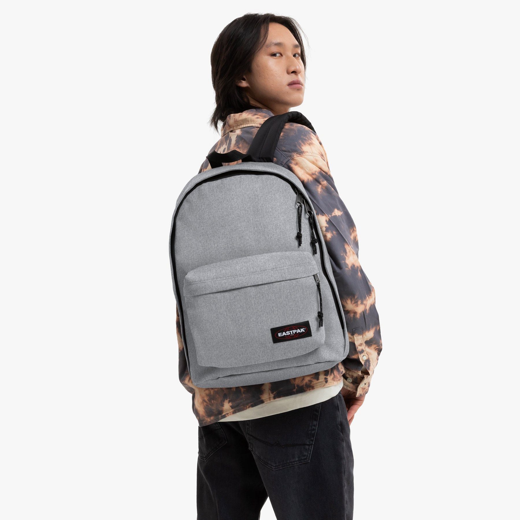 Eastpak Freizeitrucksack OUT OF OFFICE, Unisex Cityrucksack, Arbeitsrucksack, Schulrucksack mit Logo-Aufnäher