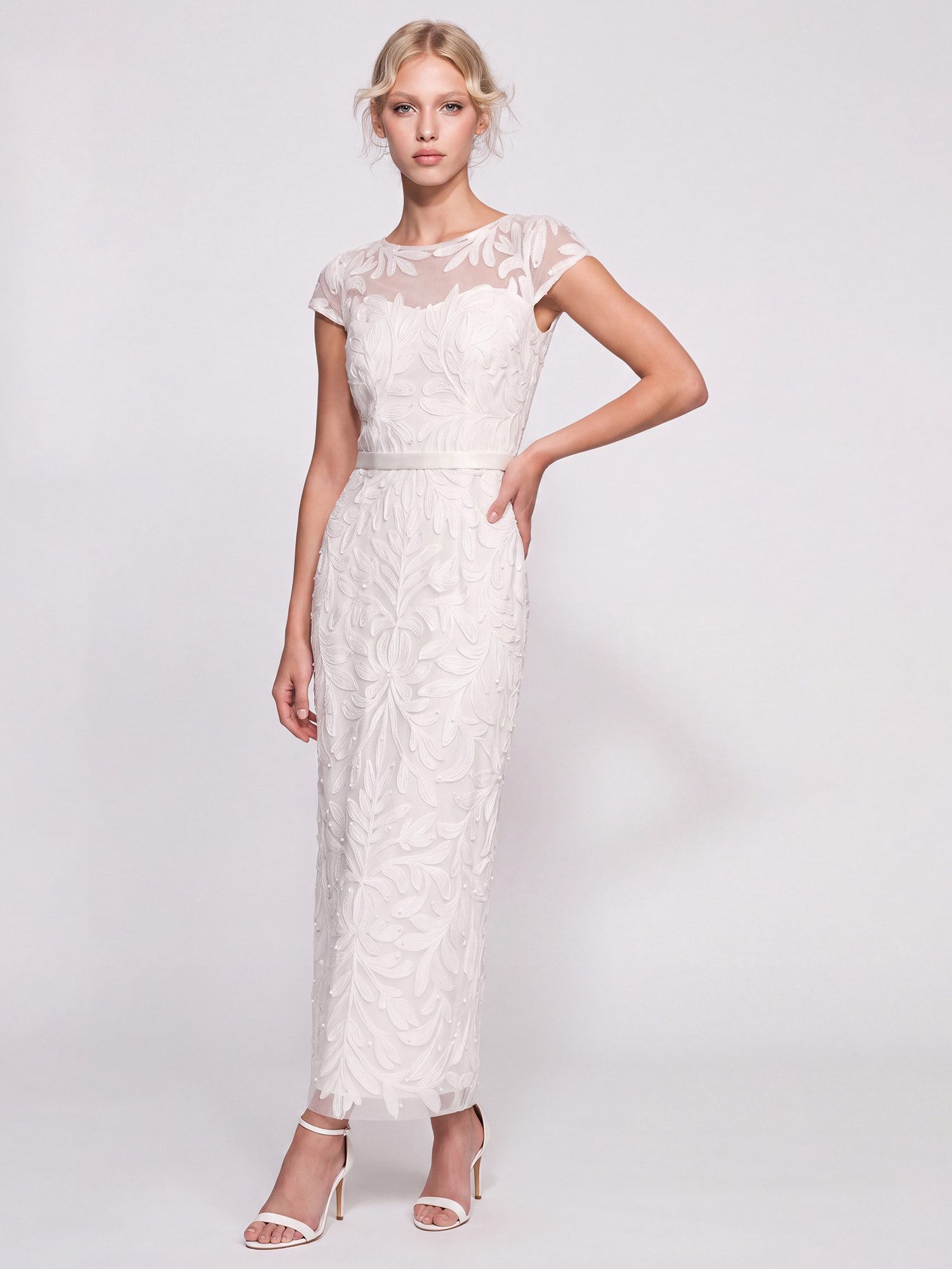 Apart Abendkleid mit Stickerei und Satinband