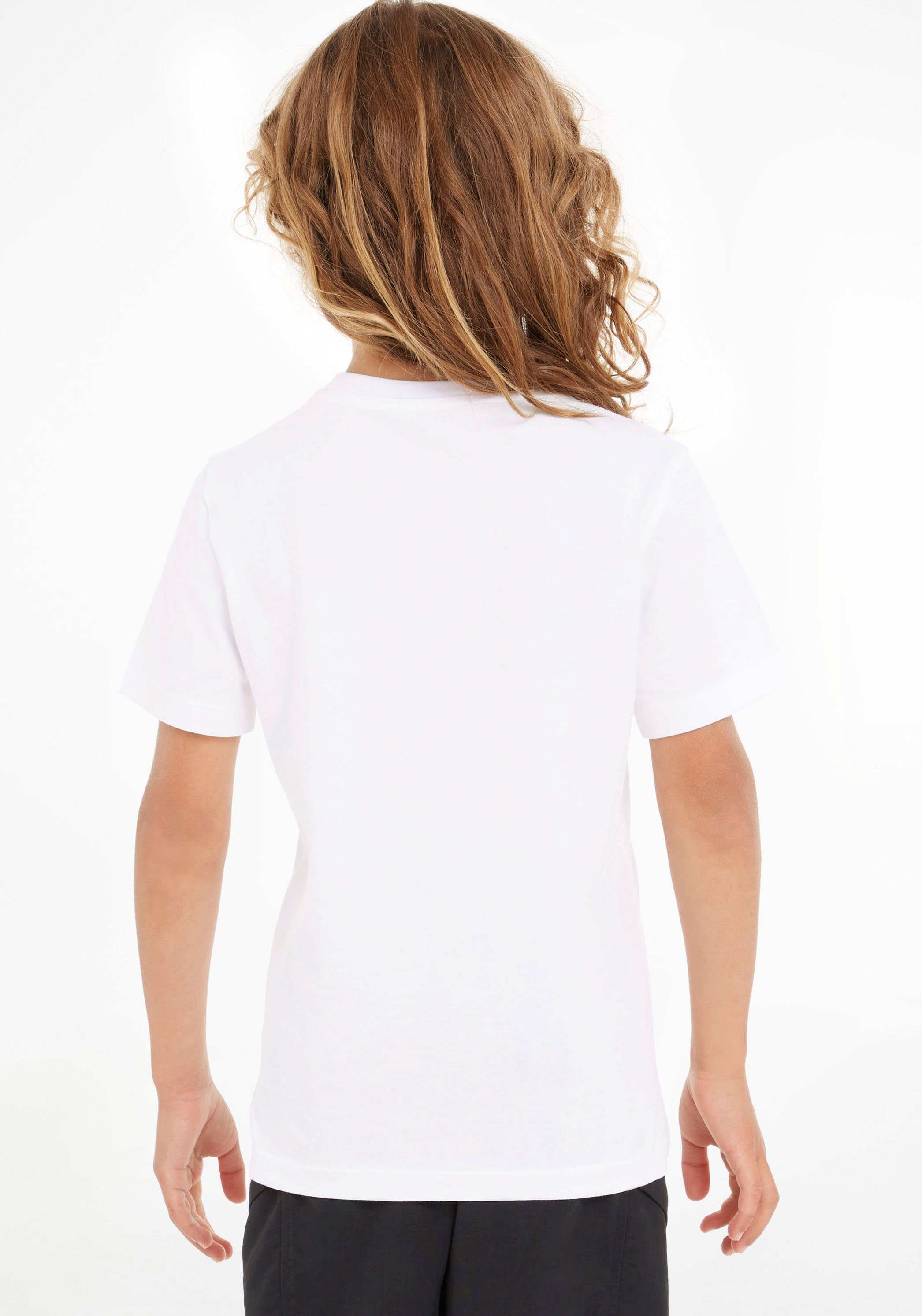 Logodruck der Klein T-Shirt Calvin auf mit Jeans Brust Calvin Klein weiß