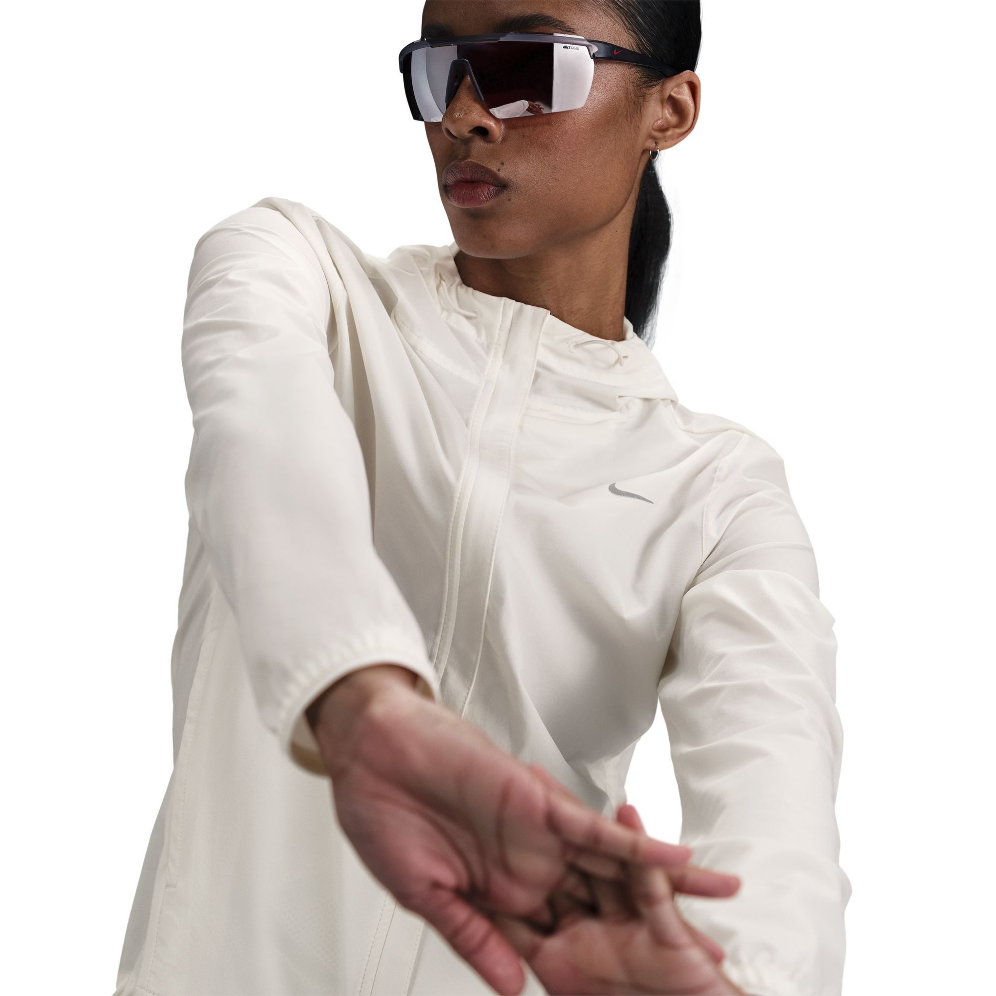 Nike Laufjacke W NK SWIFT RPL PKBL JKT mit Kapuze und Kordelzug, atmungsaktiv, wasserabweisend, windabweisend