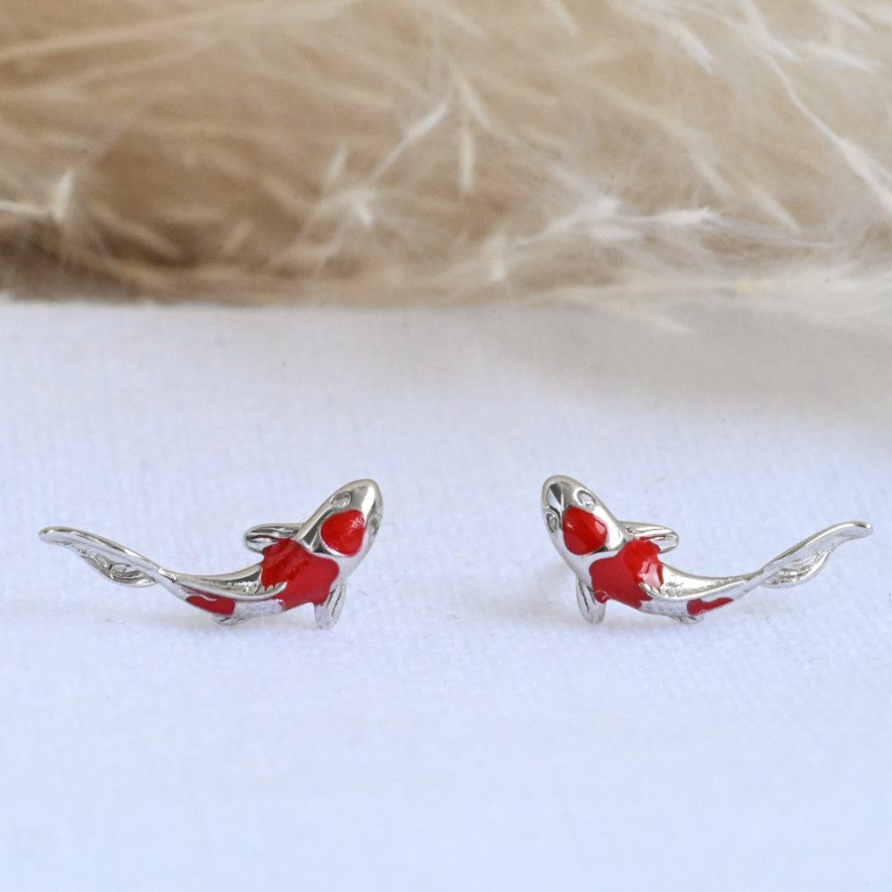 Runde Perlé Paar Ohrstecker kleine moderne Fisch Ohrstecker, rot Koi emailliert, Karpfen Ohrstecker, 925er Silber, 18K Gold, Zirkon