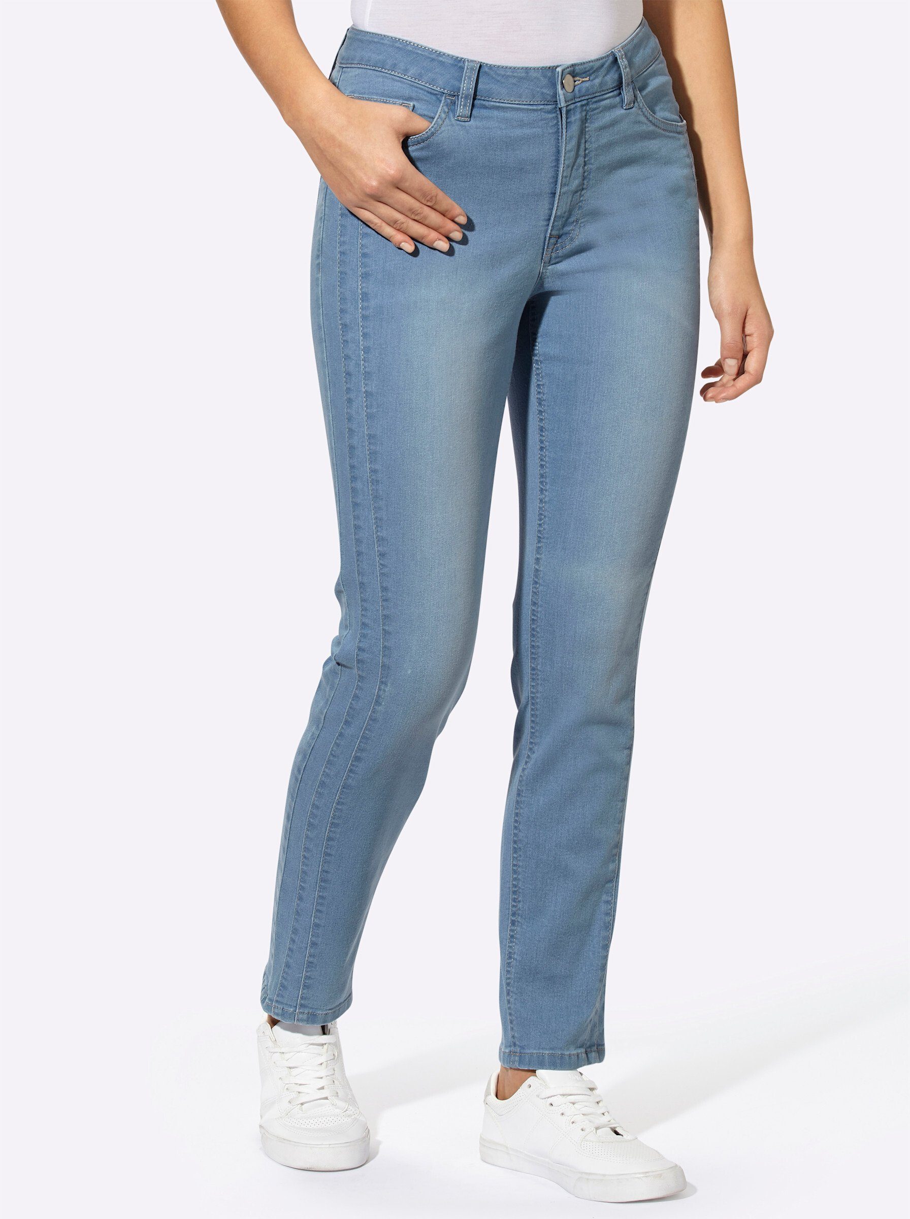 an! Bequeme blue-bleached Sieh Jeans