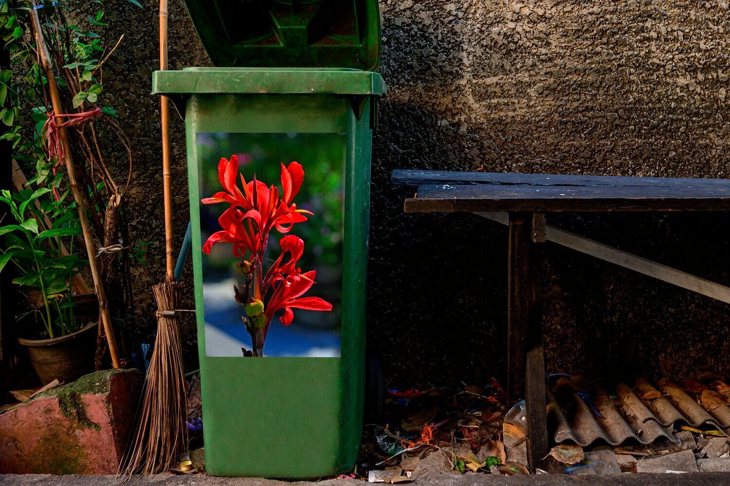 Eine Canna-Blüte Abfalbehälter rote Mülleimer-aufkleber, St), leuchtend Sticker, Mülltonne, Wandsticker Container, (1 MuchoWow