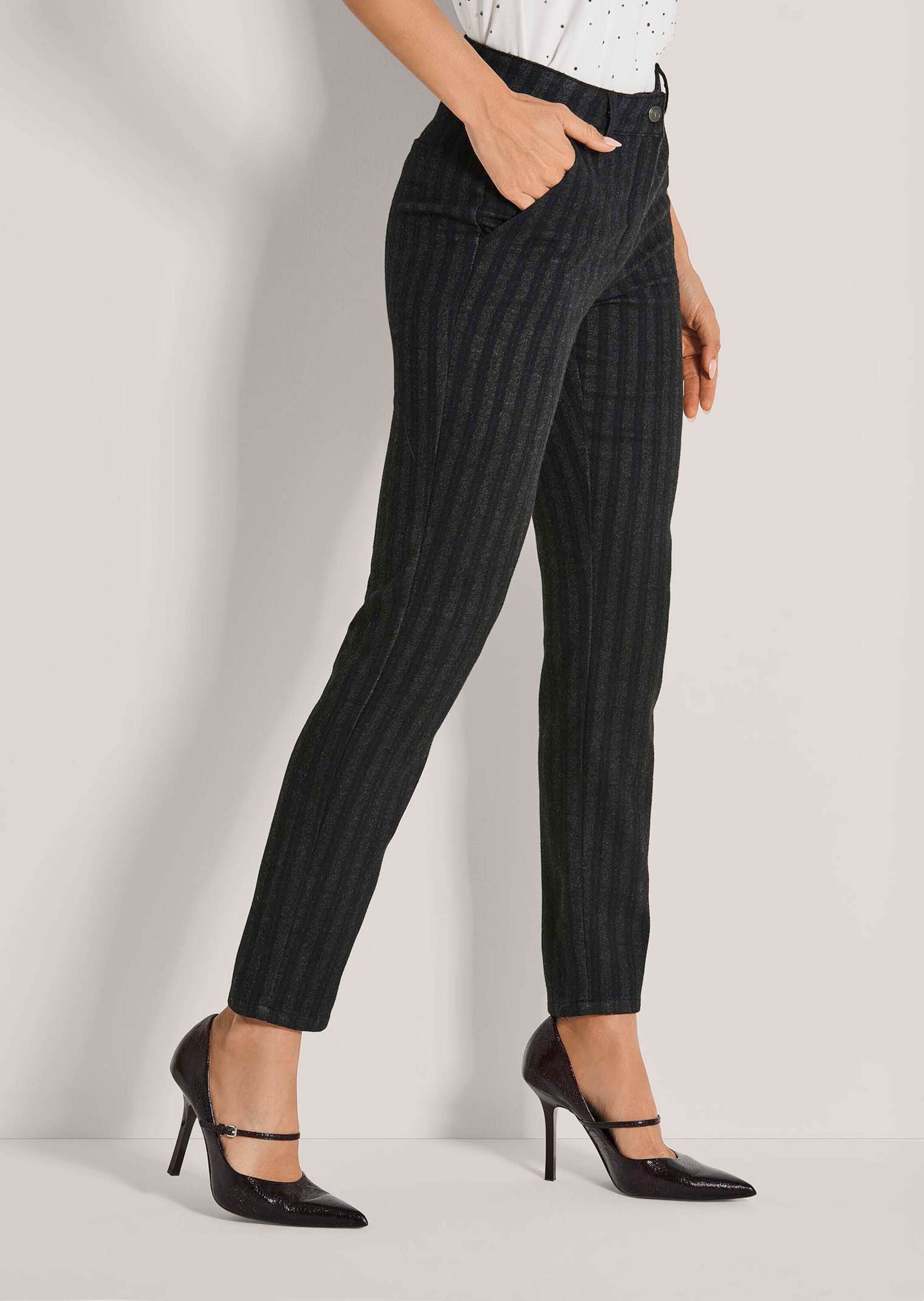 MADELEINE Stoffhose Kurzgröße: Flanellhose mit schmaler Beinform Slim Fit Hose mit dezentem Streifenmuster, Formbund, Gürtelschlaufen