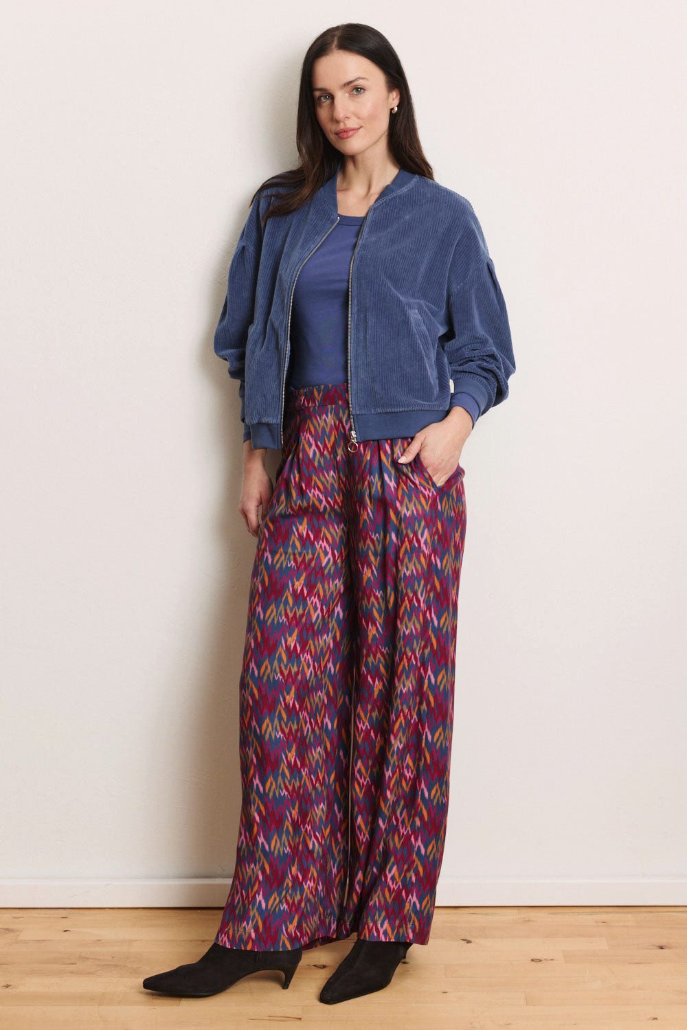 Tranquillo Stoffhose Damen Pollyy aus EcoVero™-Twill weit geschnitten mit Allover-Print Hose mit Bundfalten, elastischem Rückenbund und mit Seitentaschen