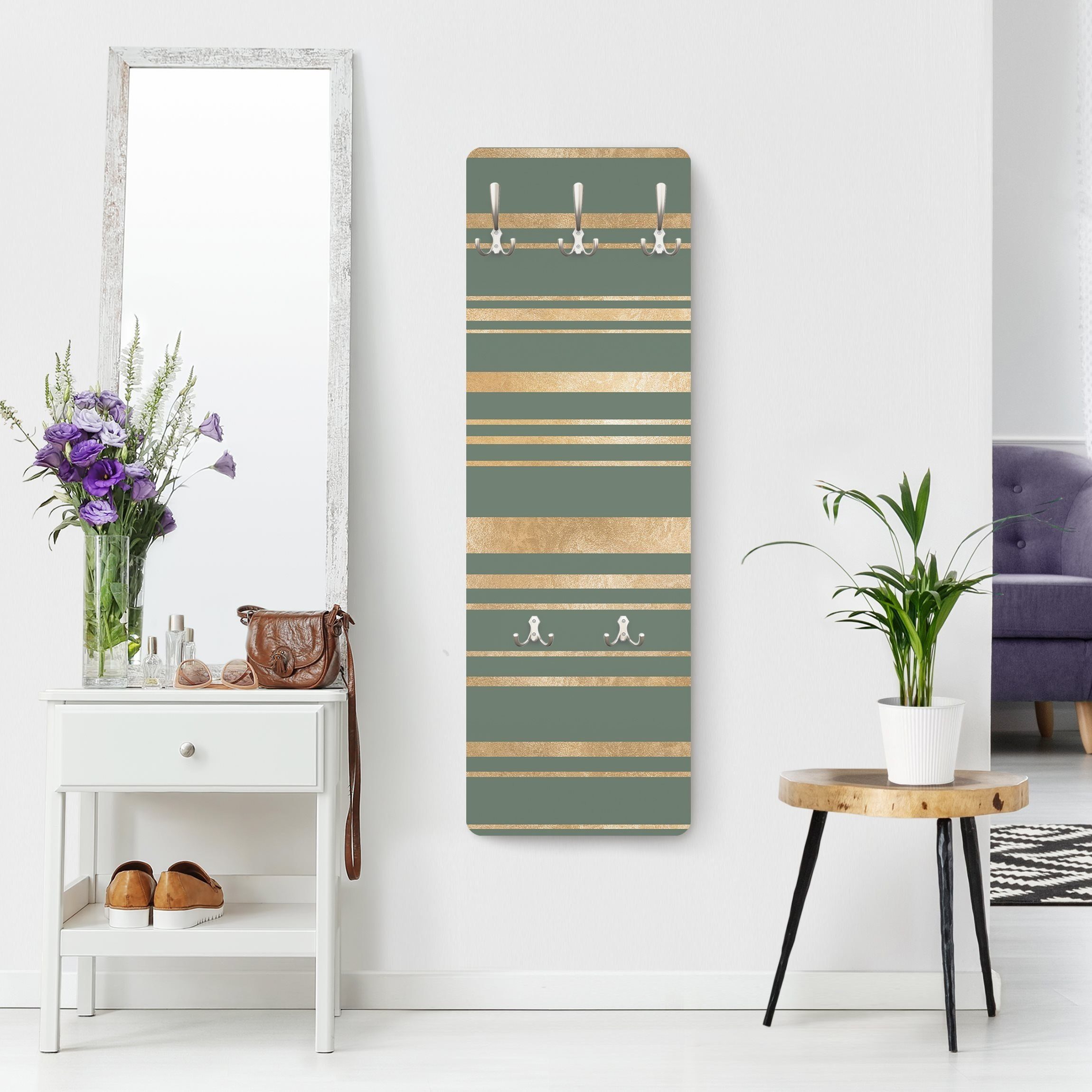 Bilderdepot24 Garderobenpaneel gold Muster Goldene Streifen vor Grün Design (ausgefallenes Flur Wandpaneel mit Garderobenhaken Kleiderhaken hängend), moderne Wandgarderobe - Flurgarderobe im schmalen Hakenpaneel Design