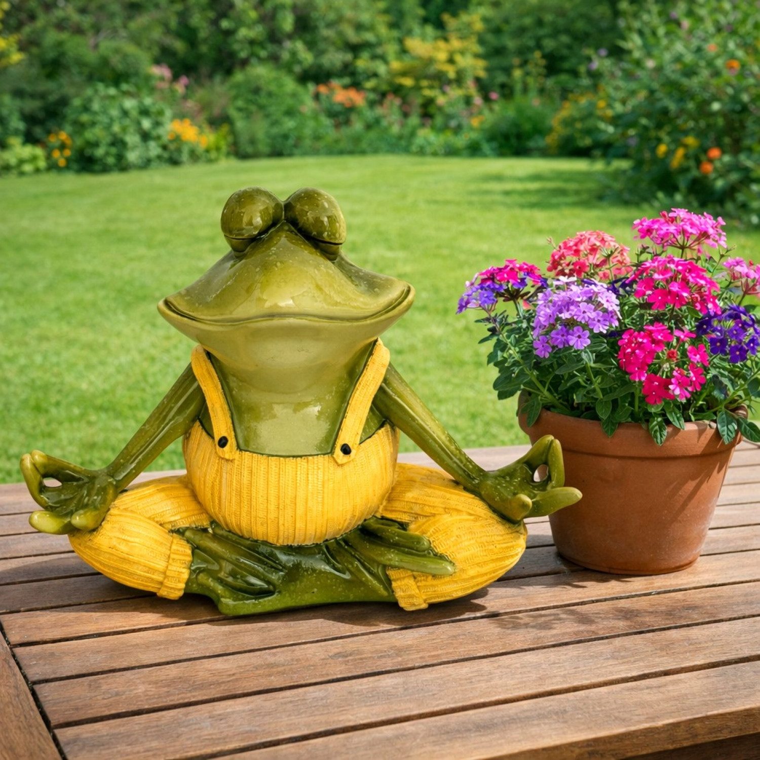Online-Fuchs Gartenfigur für draußen - Yoga Frosch - Deko Figuren für Garten, Balkon & Terrasse, (gelbe oder orange Latzhose), aus langlebigem Kunstharz gefertigt, wetterfest - 19 oder 31,5 cm groß