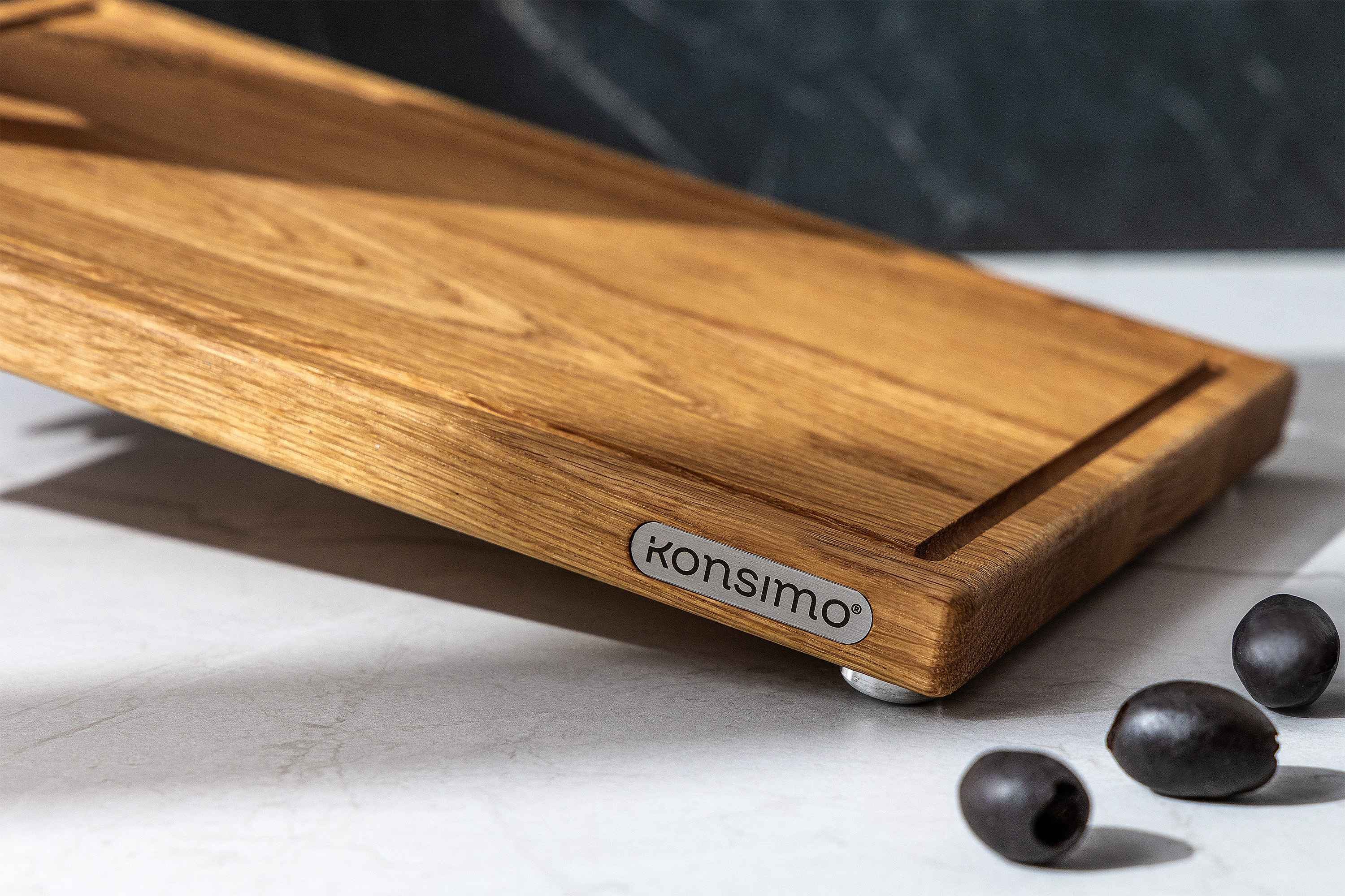 KONSIMO® Schneidebrett Premium SOLIDA Servierbrett, Schneidboard, Designschneidebrett, Eichenholz, (Maße: 22x2x15 cm), Massivholz Eiche, Messershoned, hergestellt in der EU, Saftrille