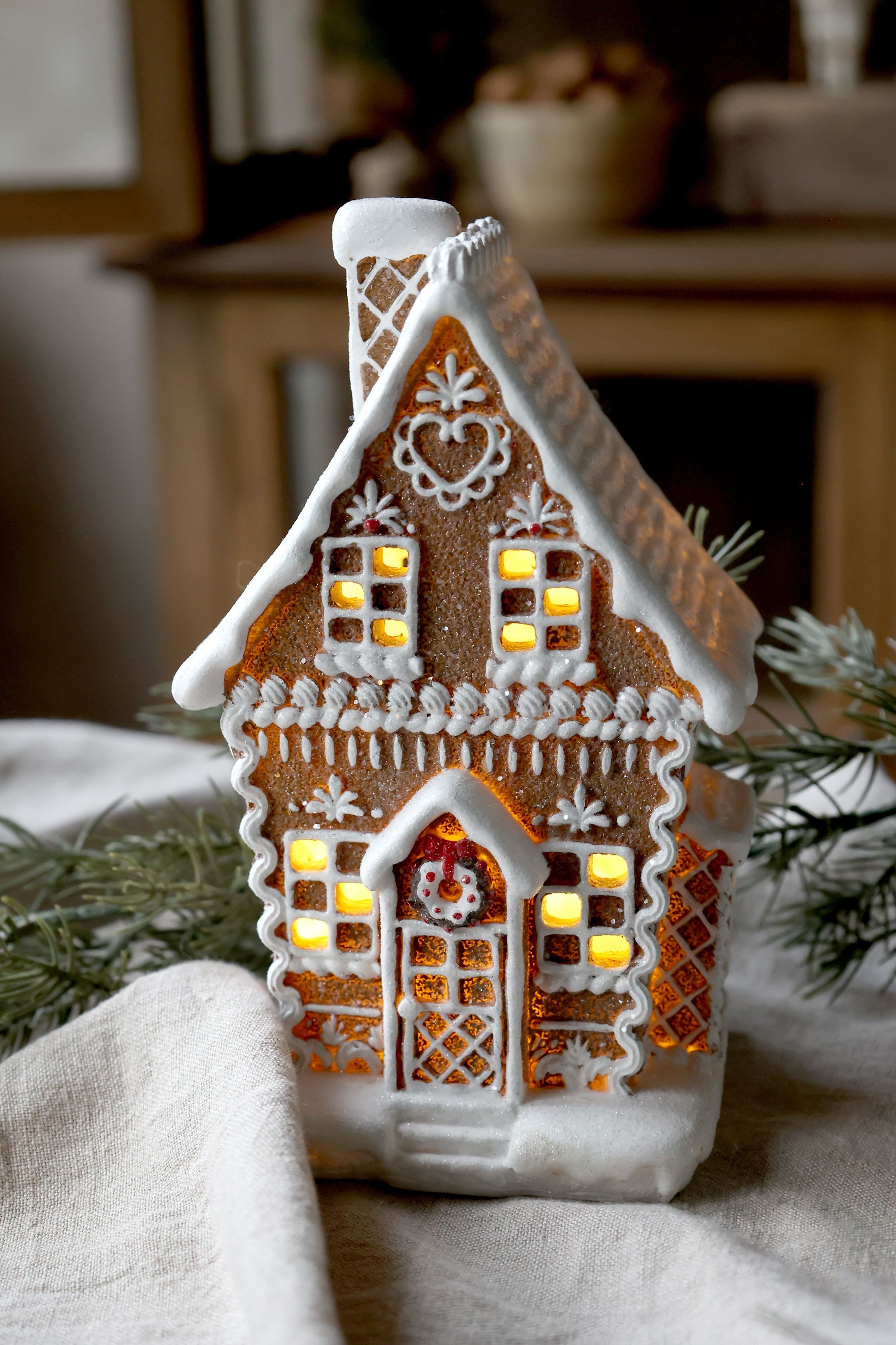 Chic Antique LED Dekoobjekt Chic Antique Noël Lebkuchenhaus mit LED H 21cm 52084520, LED fest integriert