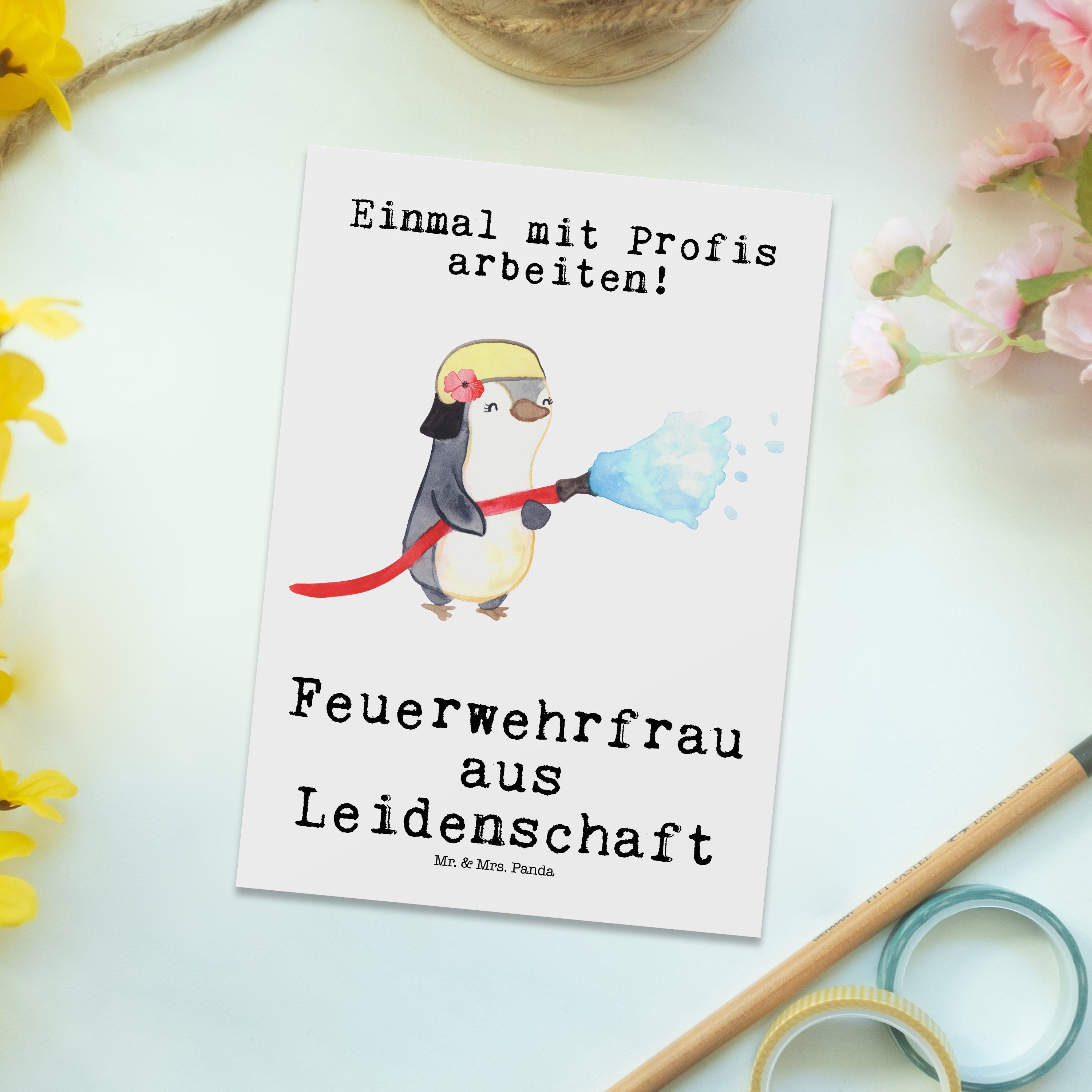 Mrs. Feuerwehrfrau Geschenk, Panda & Mr. Geburtstagskarte, - A Leidenschaft - Postkarte Weiß aus