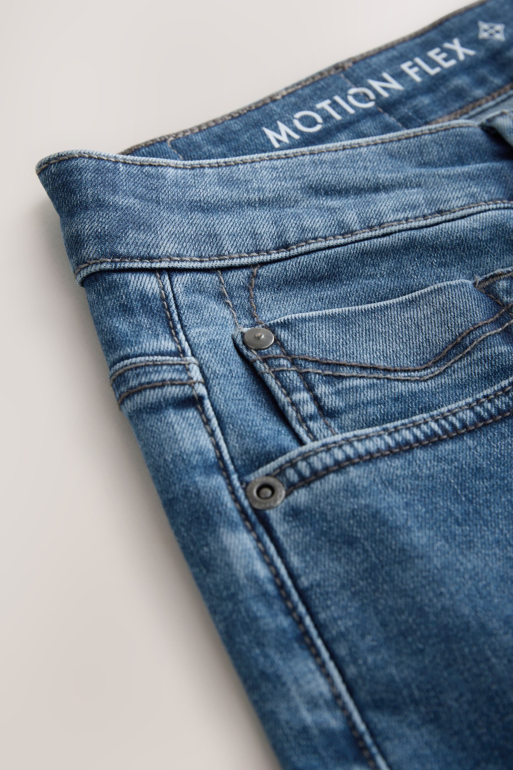 Next Tapered-fit-Jeans Schmal zulaufende Motionflex Jeans Regular Fit (1-tlg)
