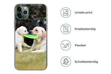 MuchoWow Handyhülle Hund mit seinem Welpen und einem Frisbee, Handyhülle Apple iPhone 11 Pro Max, Smartphone-Bumper, Print, Handy