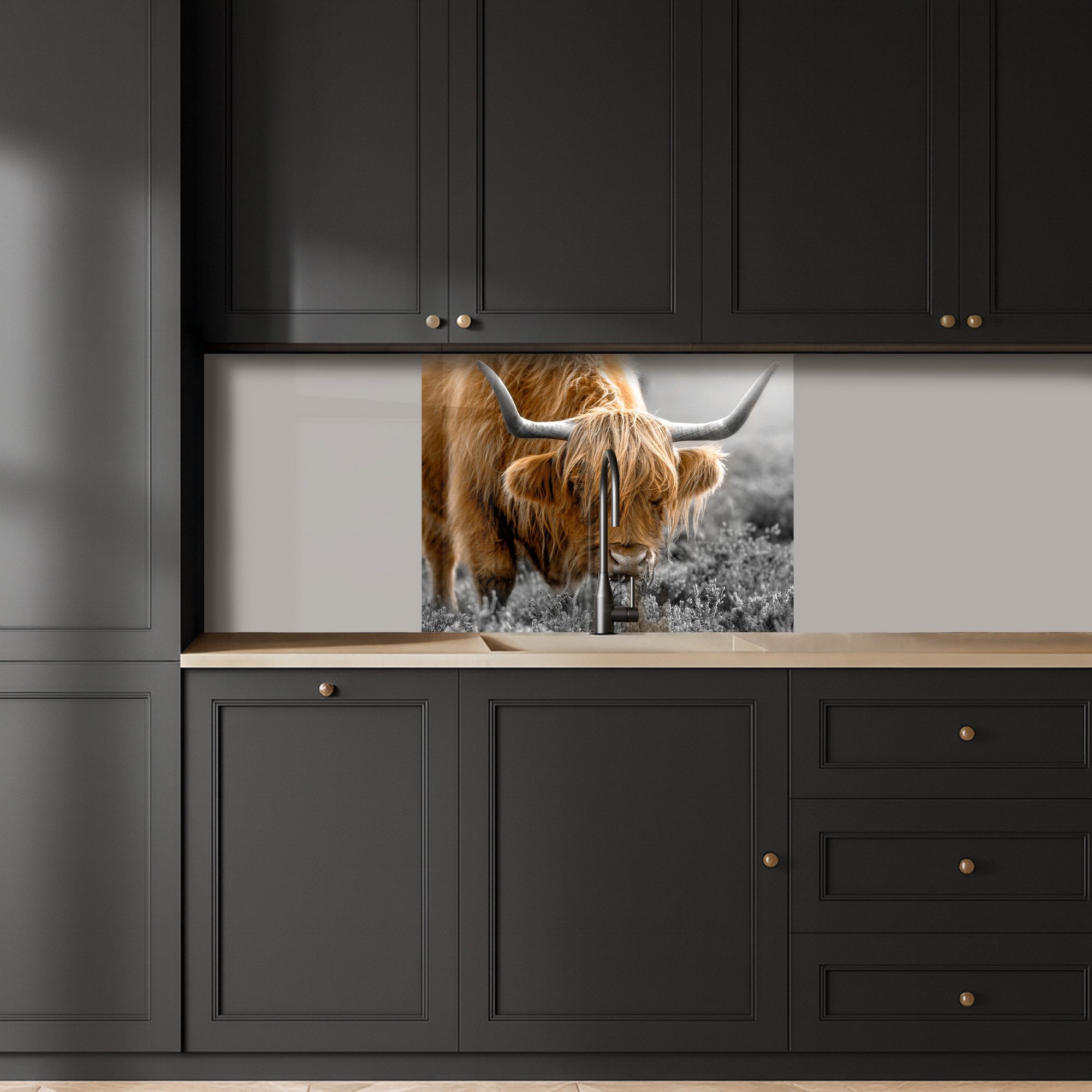 KitchenYeah Küchenrückwand selbstklebend Schottischer Highlander - Tiere - Braun - Kuh - Schwarz, (1-tlg), Spritzschutz, Küche, Rückwand, Küchenwand, Küchenfront, 80x60 cm