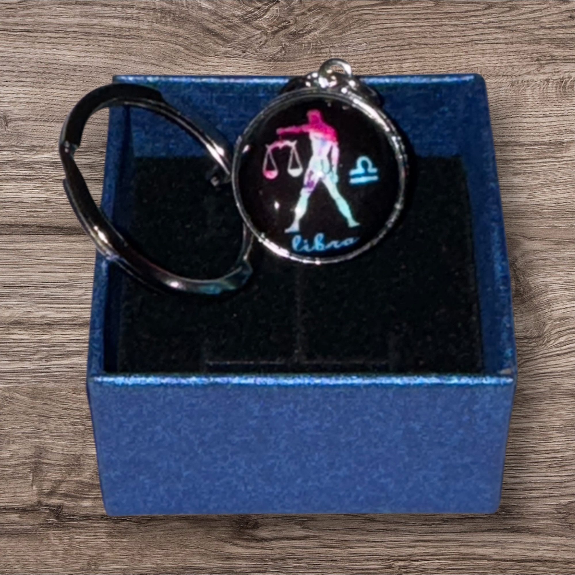 Stelby Schlüsselanhänger mit Gravur Waage Sternzeichen Schlüsselanhänger 3D mit Geschenkbox (Weihnachtsgeschenk, Geburtstagsgeschenk, Valentinstaggeschenk, Gravur mit Glow-Effekt), langlebig, pflegeleicht, unisex