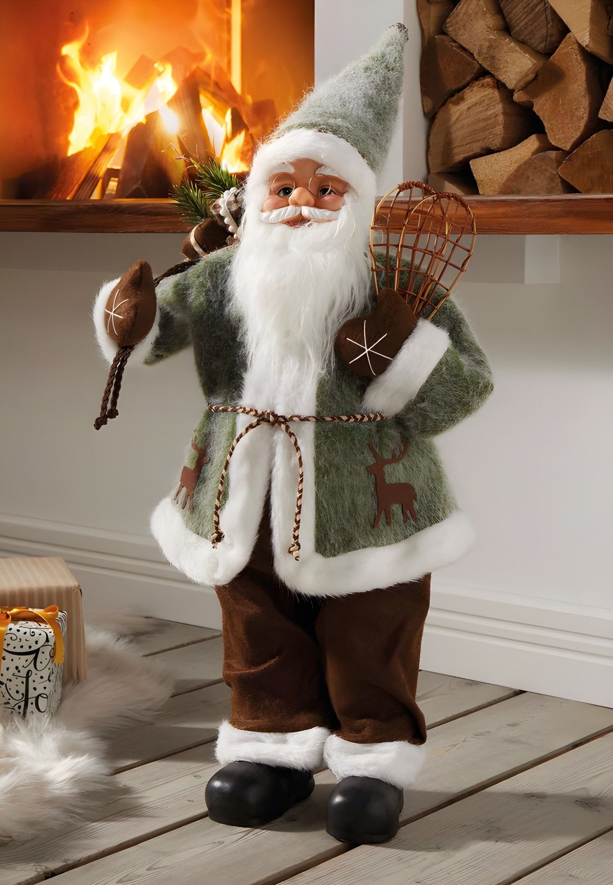 Dekoleidenschaft Weihnachtsmann "Santa" 60 cm hoch, Dekofigur mit Schneeschuhen & Geschenke-Sack, Weihnachtsfigur, Nikolaus, Santa Claus Figur, Weihnachtsmannfigur