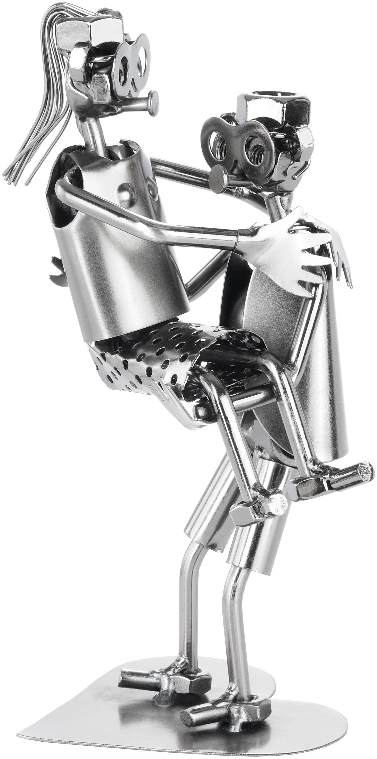 BRUBAKER Dekofigur Schraubenmännchen Liebespaar auf Herz - Frau auf den Armen des Mannes (1 St), Handarbeit - Silber Paar Geschenk oder Deko Objekt