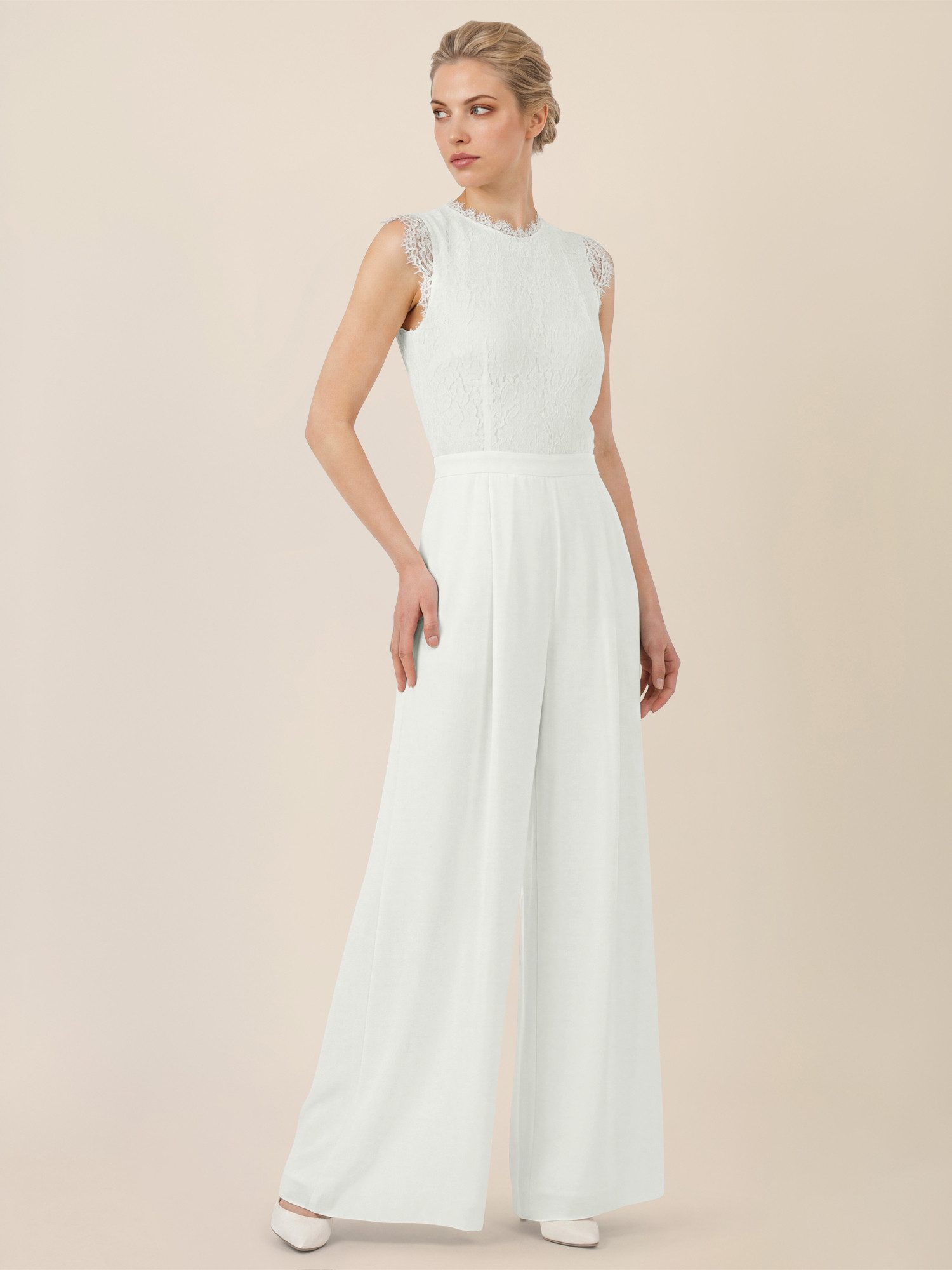 Apart Jumpsuit mit Spitzentop und weitem Bein