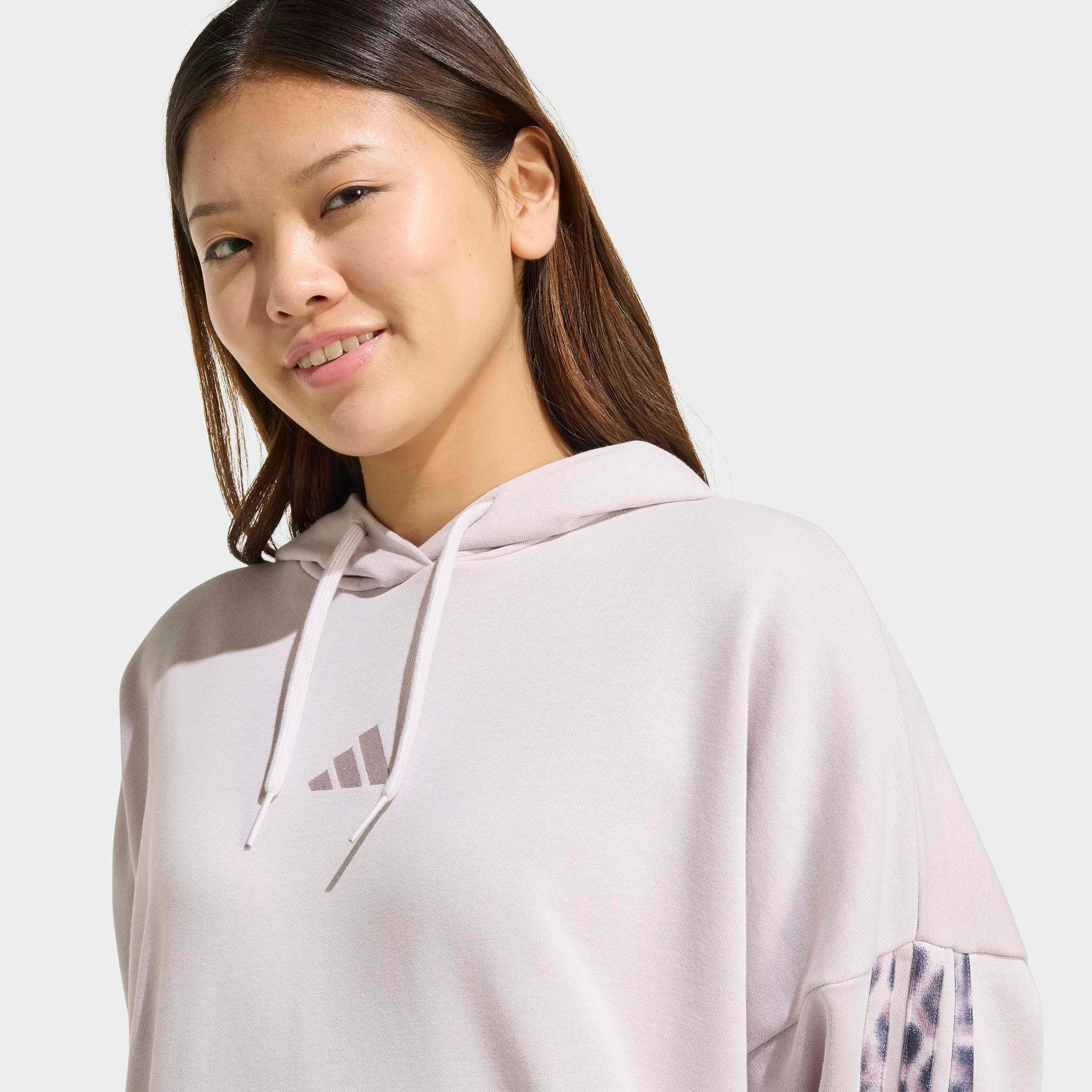 adidas Sportswear Kapuzensweatshirt SEASONAL ESSENTIALS FRENCH TERRY HOODIE, LEOPARDENPRINT, 3-STREIFEN