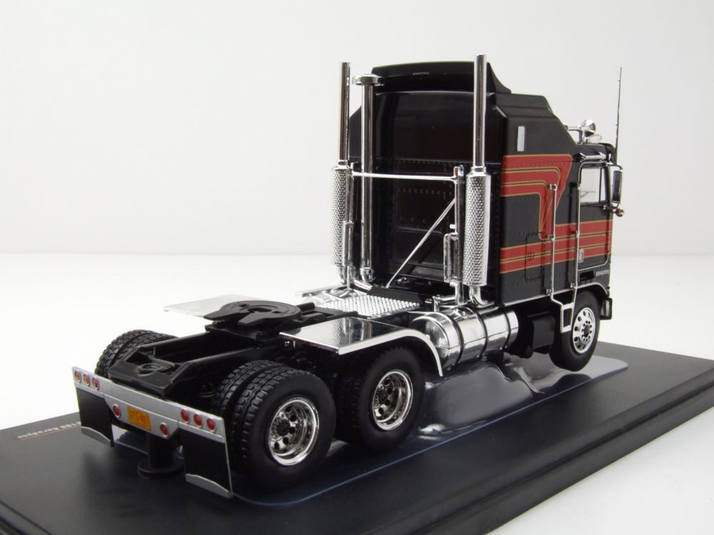 ixo Models Modellauto Kenworth K 100 Aerodyne Zugmaschine 1976 schwarz rot, Maßstab 1:43