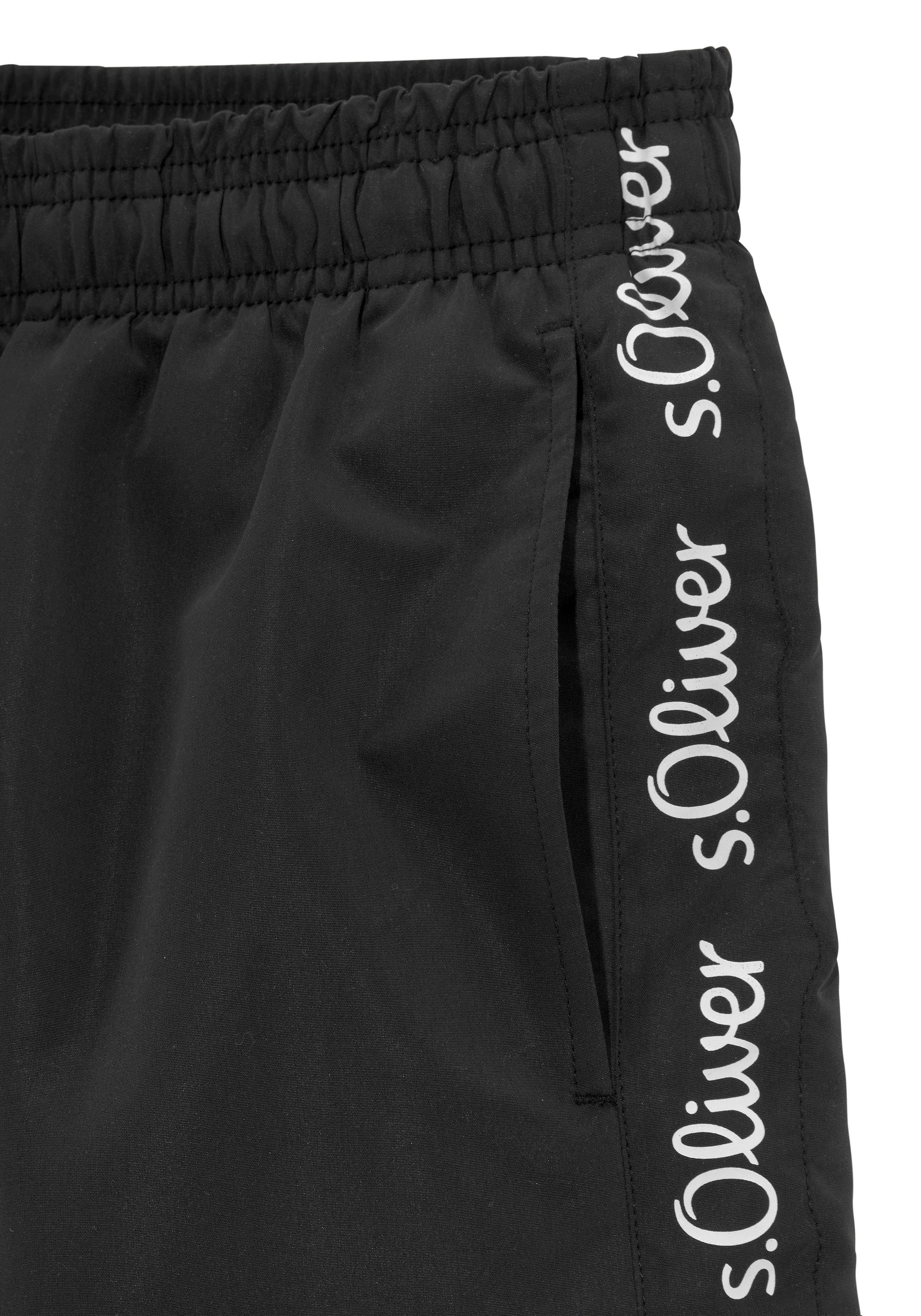 s.Oliver Badeshorts mit Markenschriftzügen. Reduzierter Preis € 34,99. Unverbindliche Preisempfehlung € 38,99