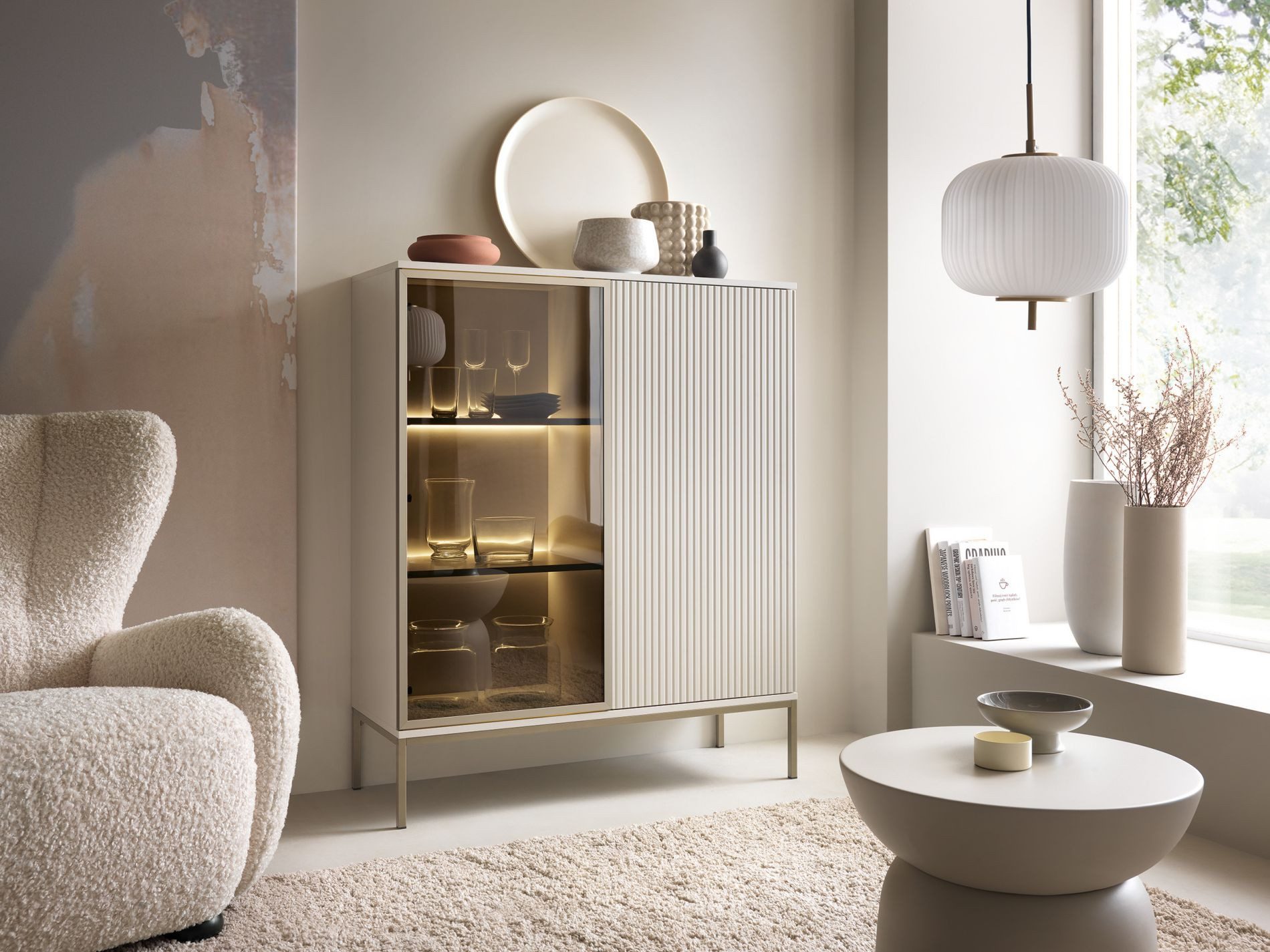 Selsey Standvitrine TOSENA mit LED & Glastür, 2 Höhen, MDF-Front, Metallfüße, Push-to-Open