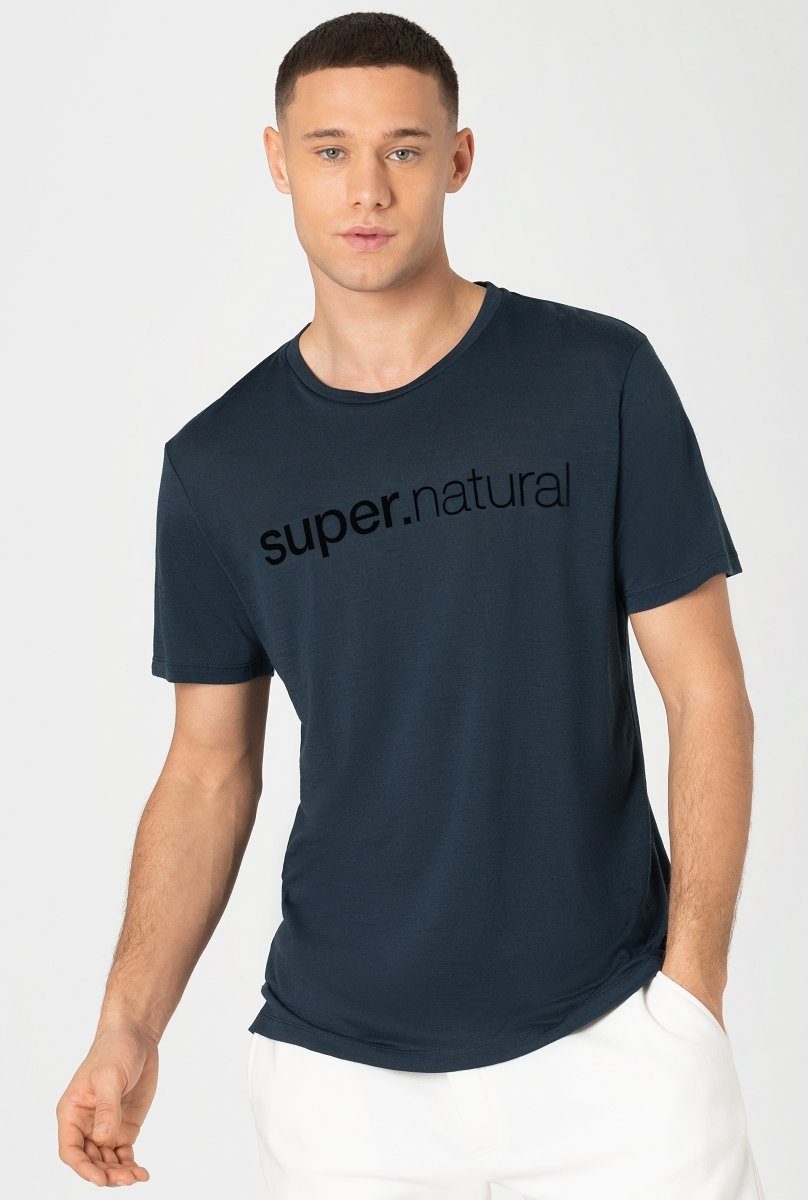 SUPER.NATURAL Print-Shirt Merino T-Shirt M 3D SIGNATURE TEE lässiger Merino-Materialmix Blueberry/Jet Black