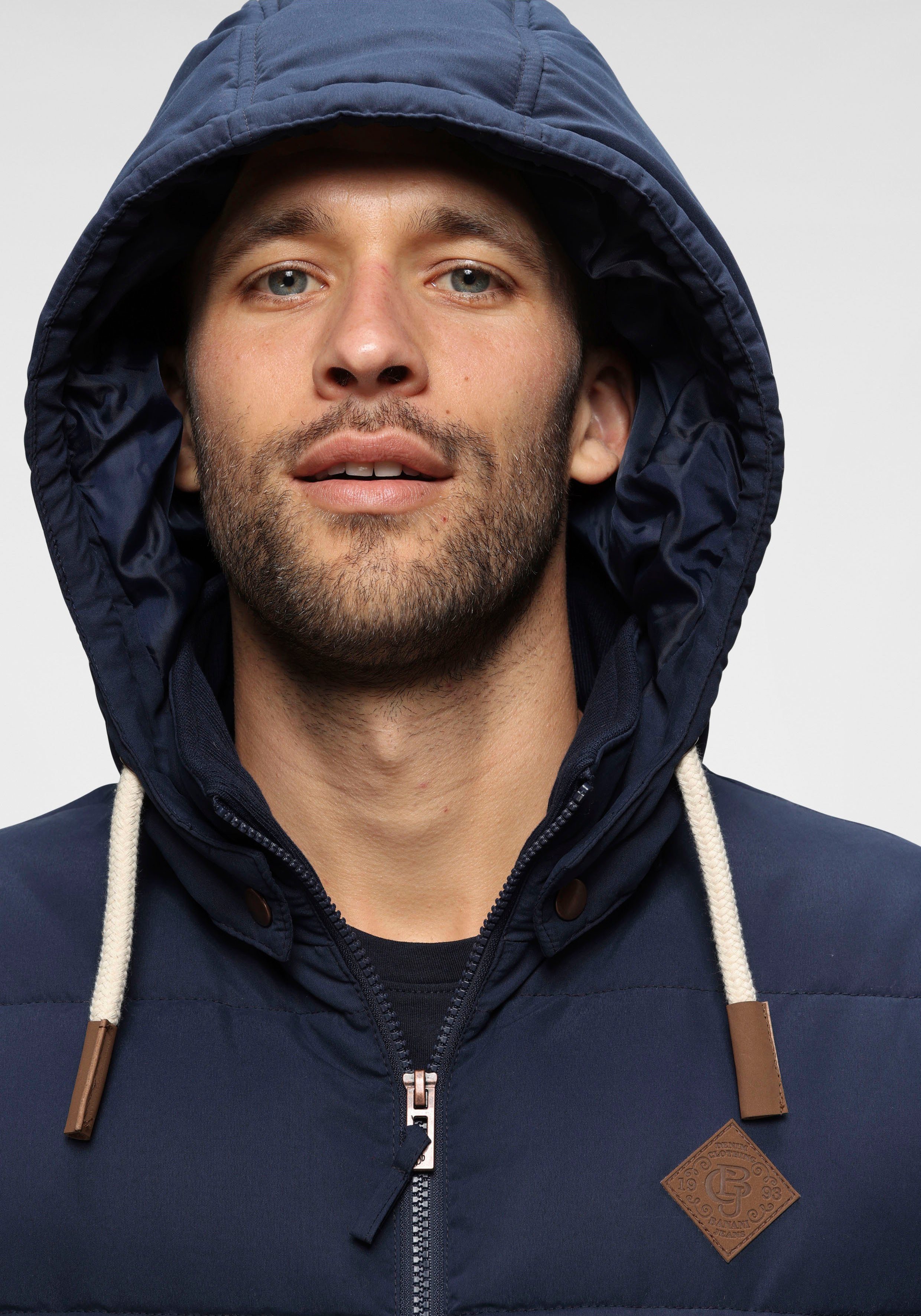 Bruno Banani Steppjacke leicht, wasserabweisend, modischer Stil, mit dekorativen Badges