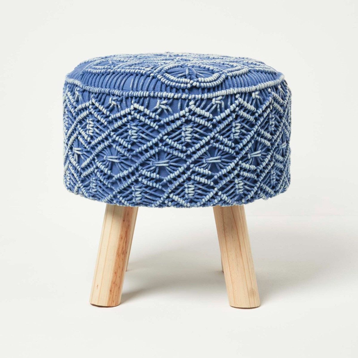 Homescapes Fußhocker Willow – Makramee-Hocker rund mit Holzbeinen – blau, 43 cm hoch