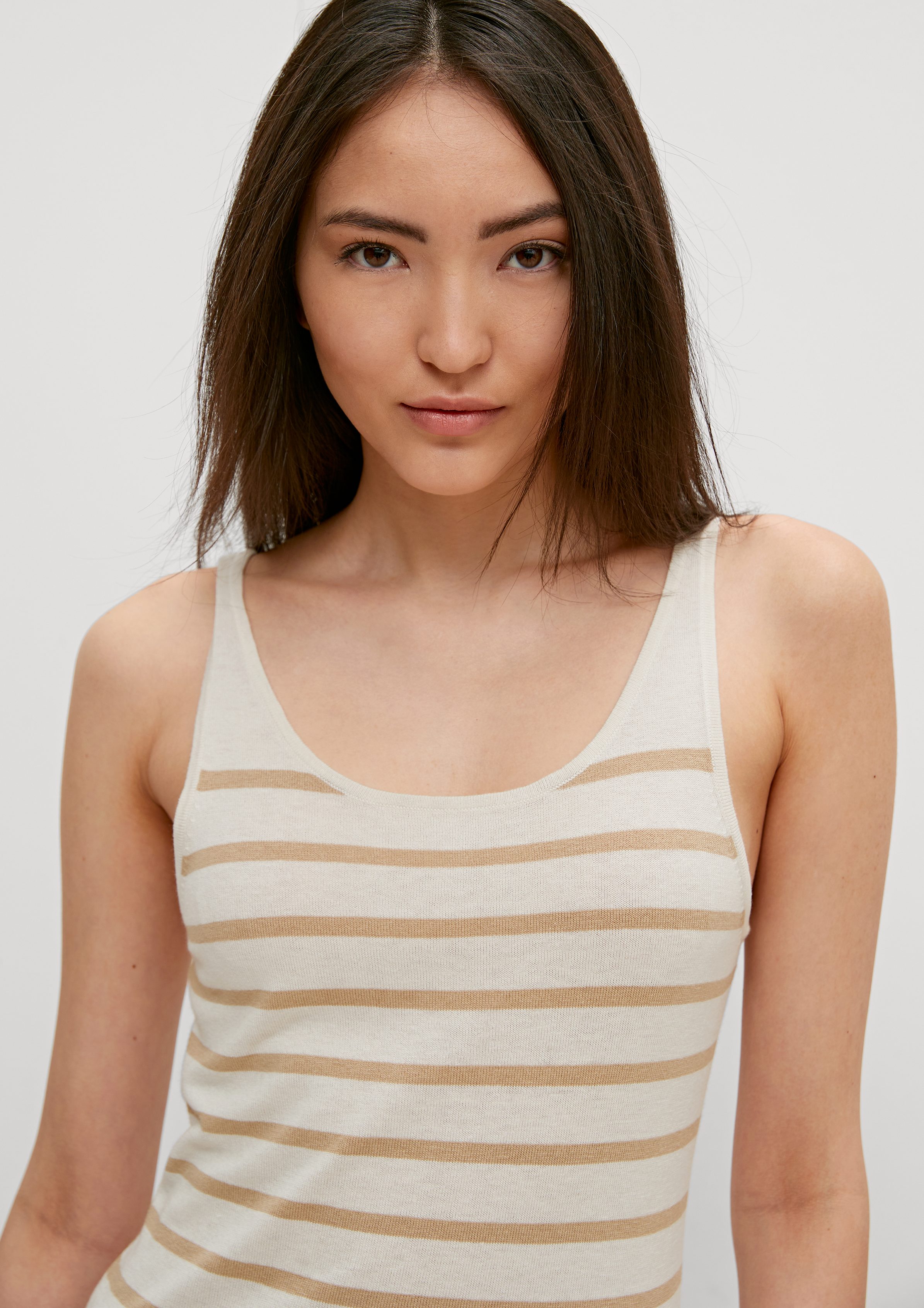 Feinstrick-Top casual knit mit identity Stickerei Streifenmuster stripes comma Pullunder sand