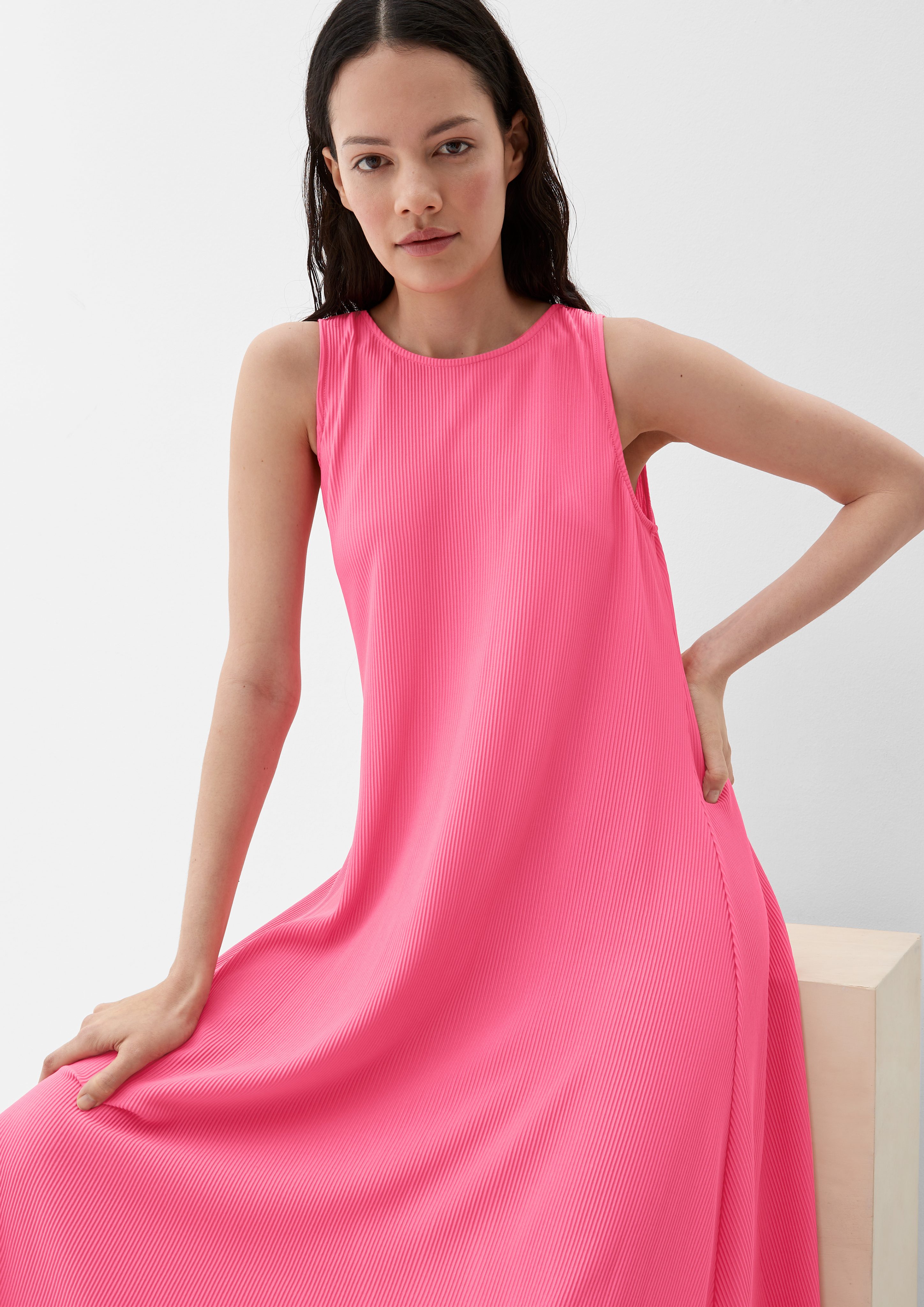 s.Oliver Maxikleid Kleid mit pink Plisseefalten