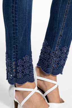 ATT Jeans Slim-fit-Jeans Chloe mit floralen Lockstickereien am Saum