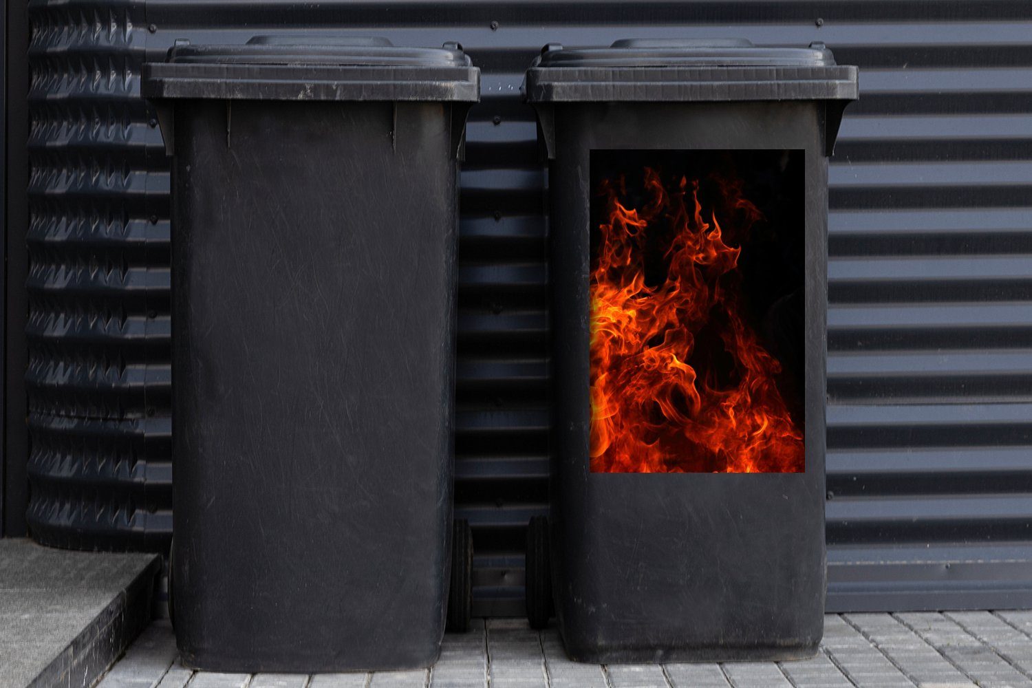 Flammen Abfalbehälter und Sticker, Mülltonne, schwarzen Container, (1 St), MuchoWow einem Hintergrund Wandsticker lange Große auf Mülleimer-aufkleber,