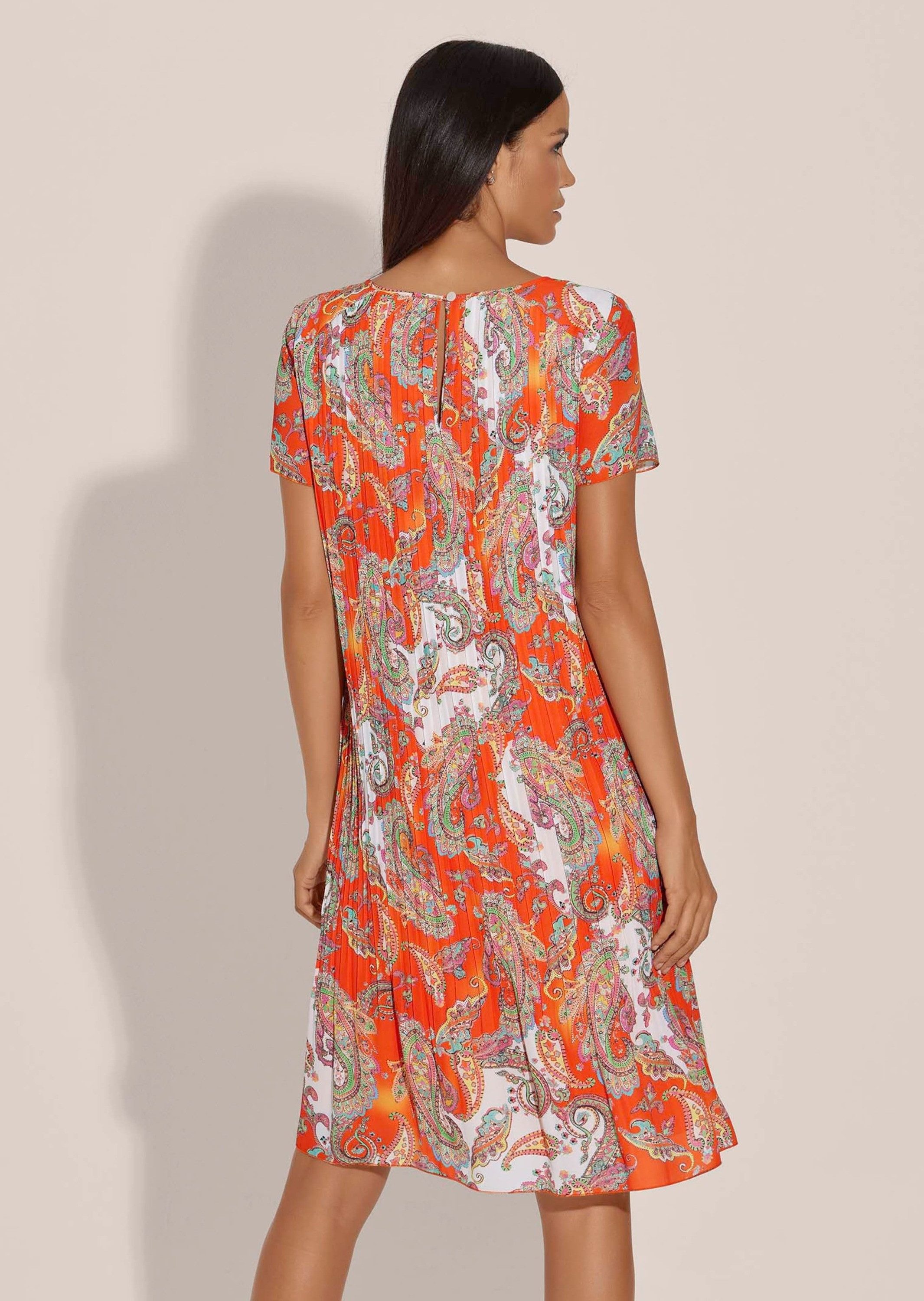 MADELEINE Midikleid Stilvolles Faltenkleid mit Paisley-Muster Freizeitkleid mit Rundhals, Plisseefalten und Halbarm – Bild 2 von 5