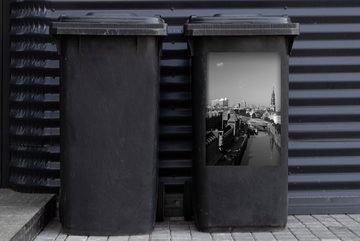 MuchoWow Wandsticker Ansicht von Hamburg und der Elbphilharmonie - schwarz-weiß (1 St), Mülleimer-aufkleber, Mülltonne, Sticker, Container, Abfalbehälter