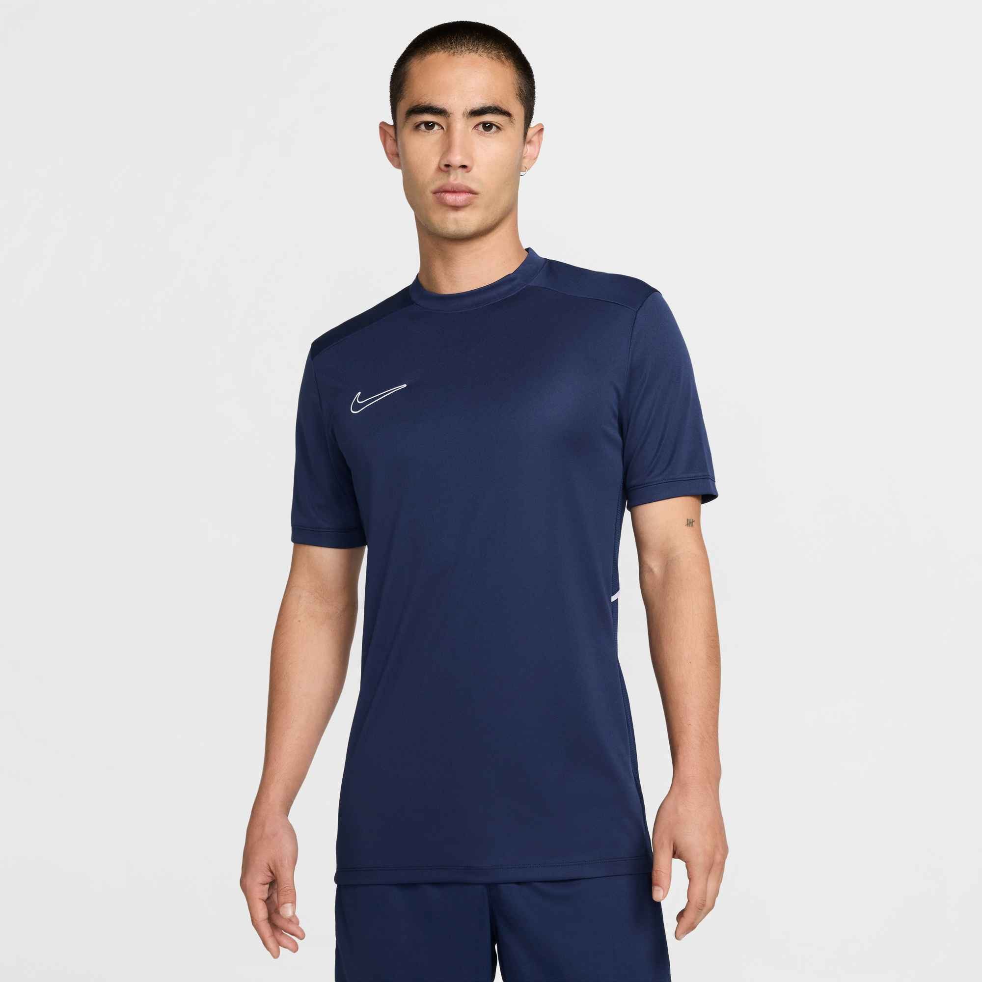 Nike Fußballtrikot Nike Academy Men's Dri-FIT Short-Sleeve Soccer Top für Fußballtraining entwickelt, mit seitlichen Mesh-Einsätzen