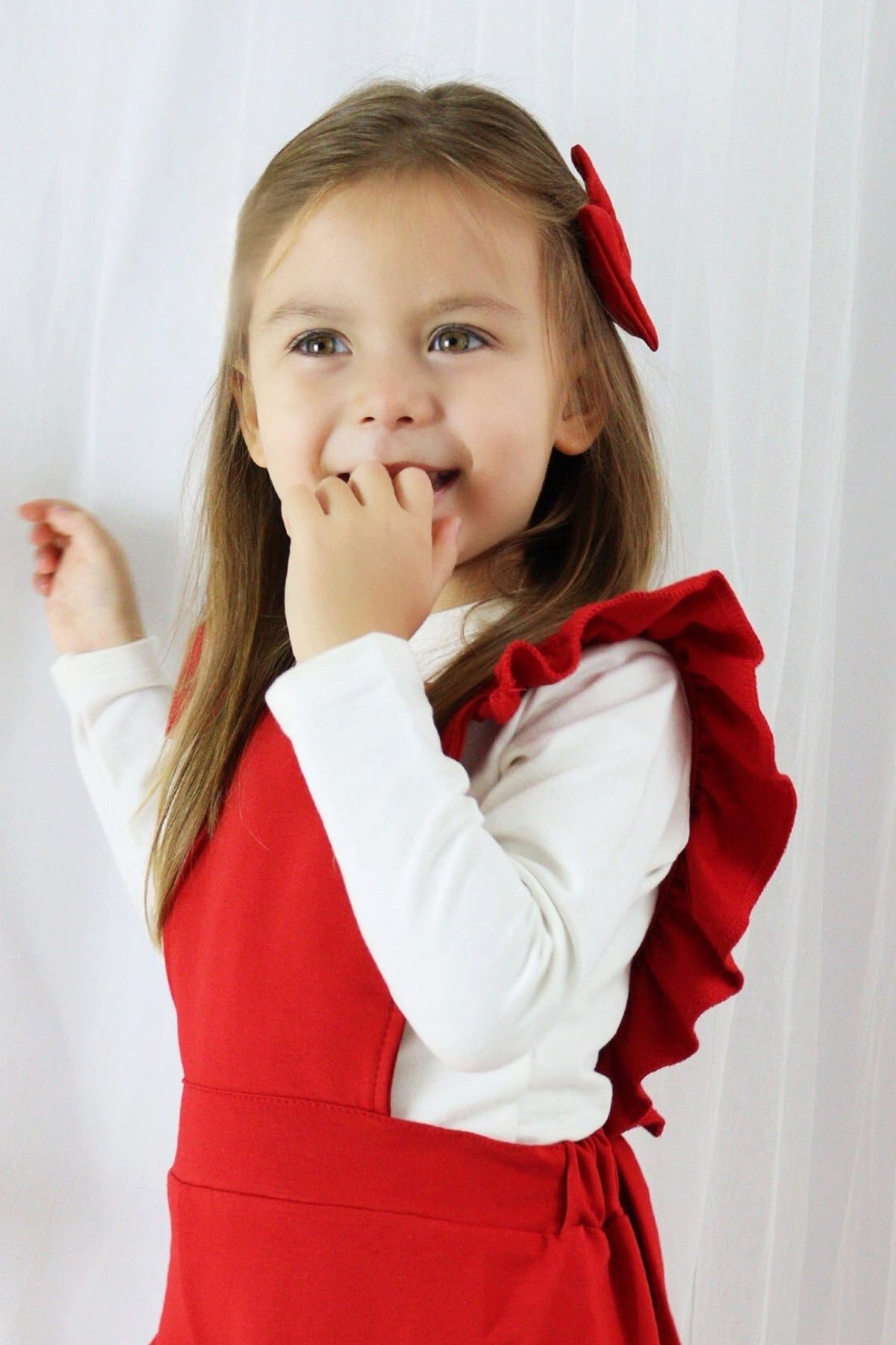 Overall Jumpsuit in Rot mit Volantschultern und Haarspange