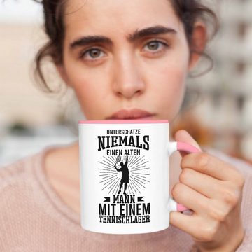 Trendation Tasse Trendation - Tennis Tasse Geschenk für Tennisspieler mit Spruch Unterschätze Niemals EInen Alten Mann für Männer Frauen Tennis-Trainer Coach