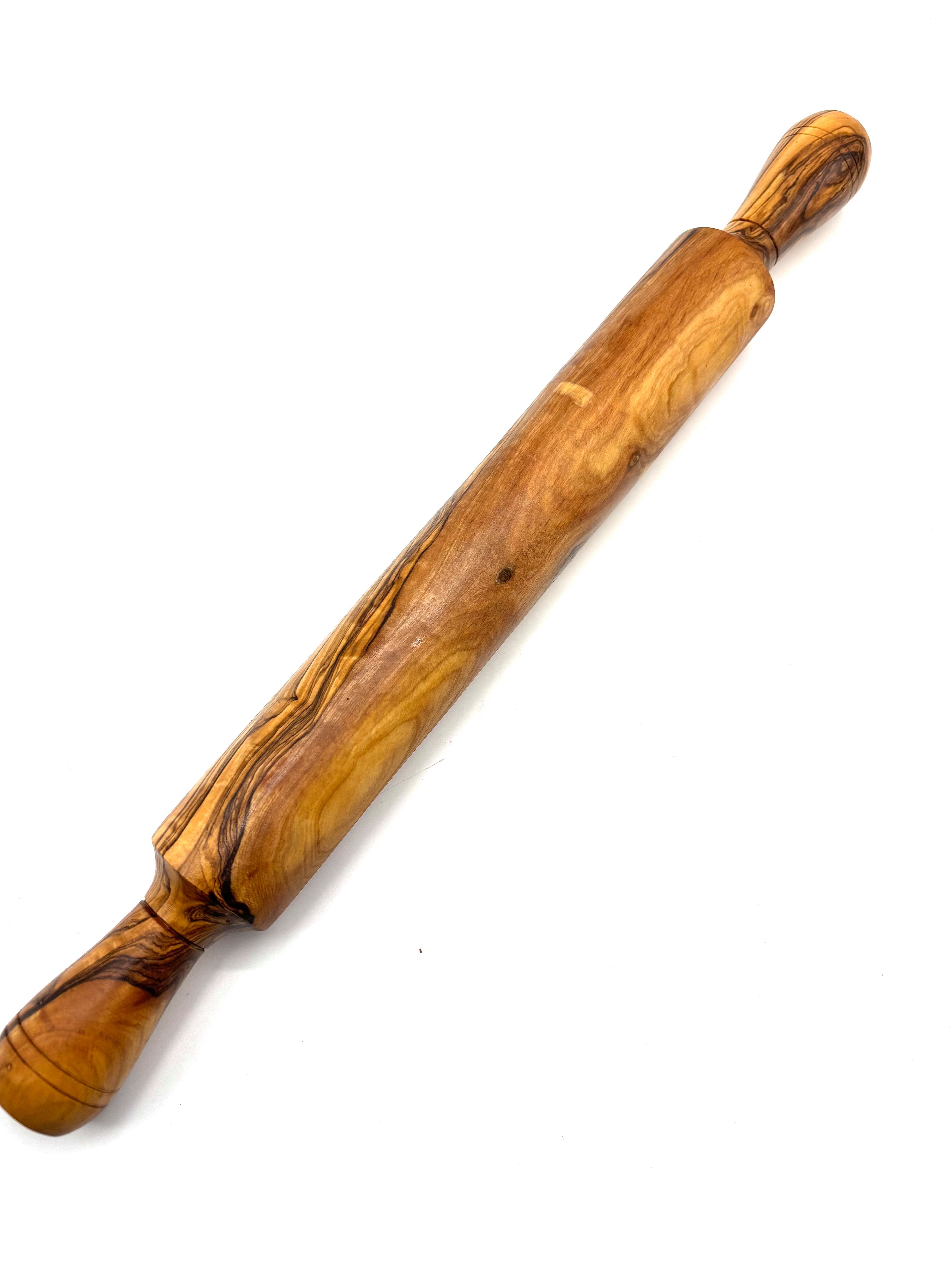 Olivenholz-erleben Teigroller Nudelholz aus massivem Olivenholz Massivholz, (Set, 1-tlg., 1x Teigroller aus massivem Olivenholz, plus Überraschung), ergonomische Griffe, angenehmer Halt für müheloses Ausrollen