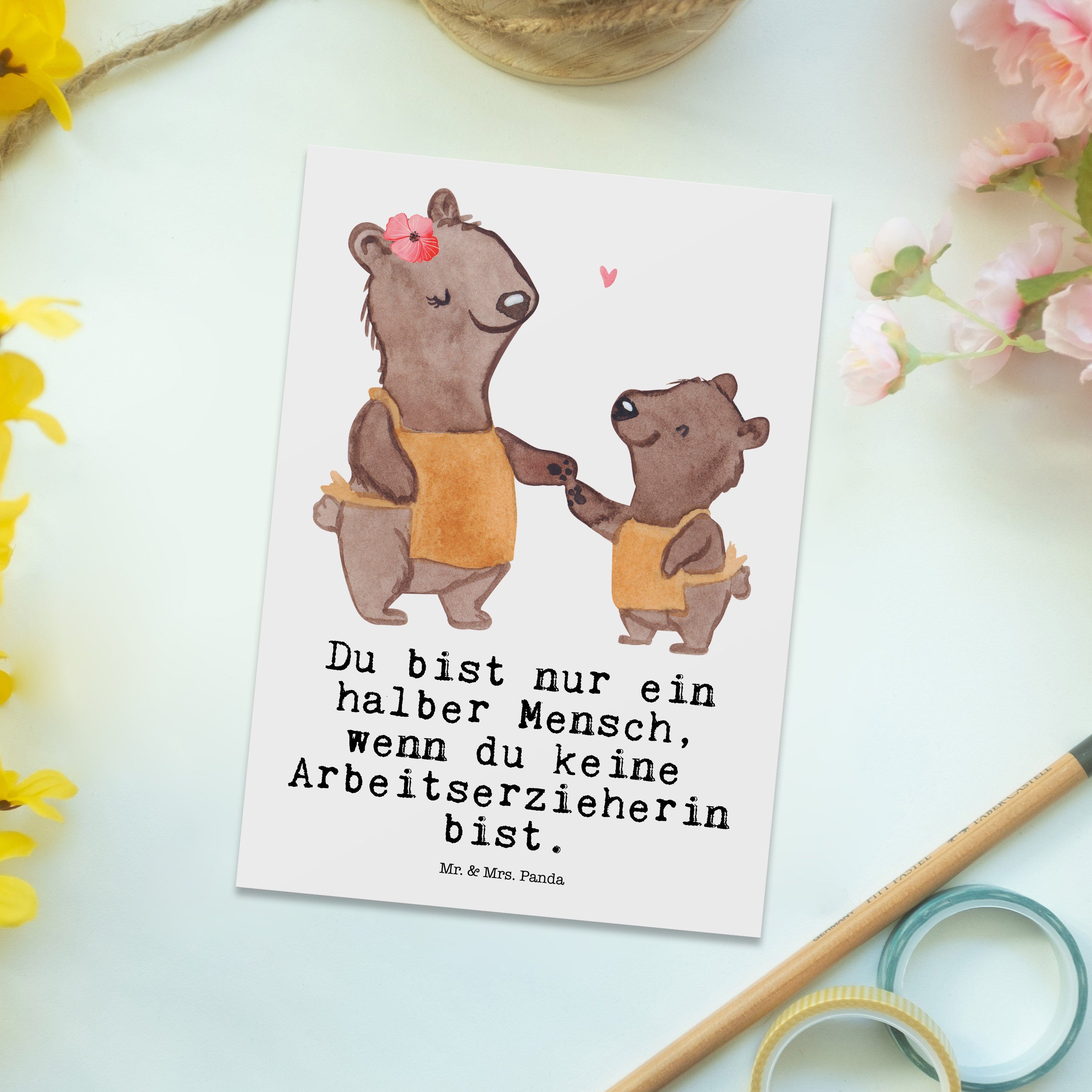 Mr. & Weiß Geschenk, Herz Schenken, Einladungskar Postkarte Arbeitserzieherin - mit Mrs. Panda 