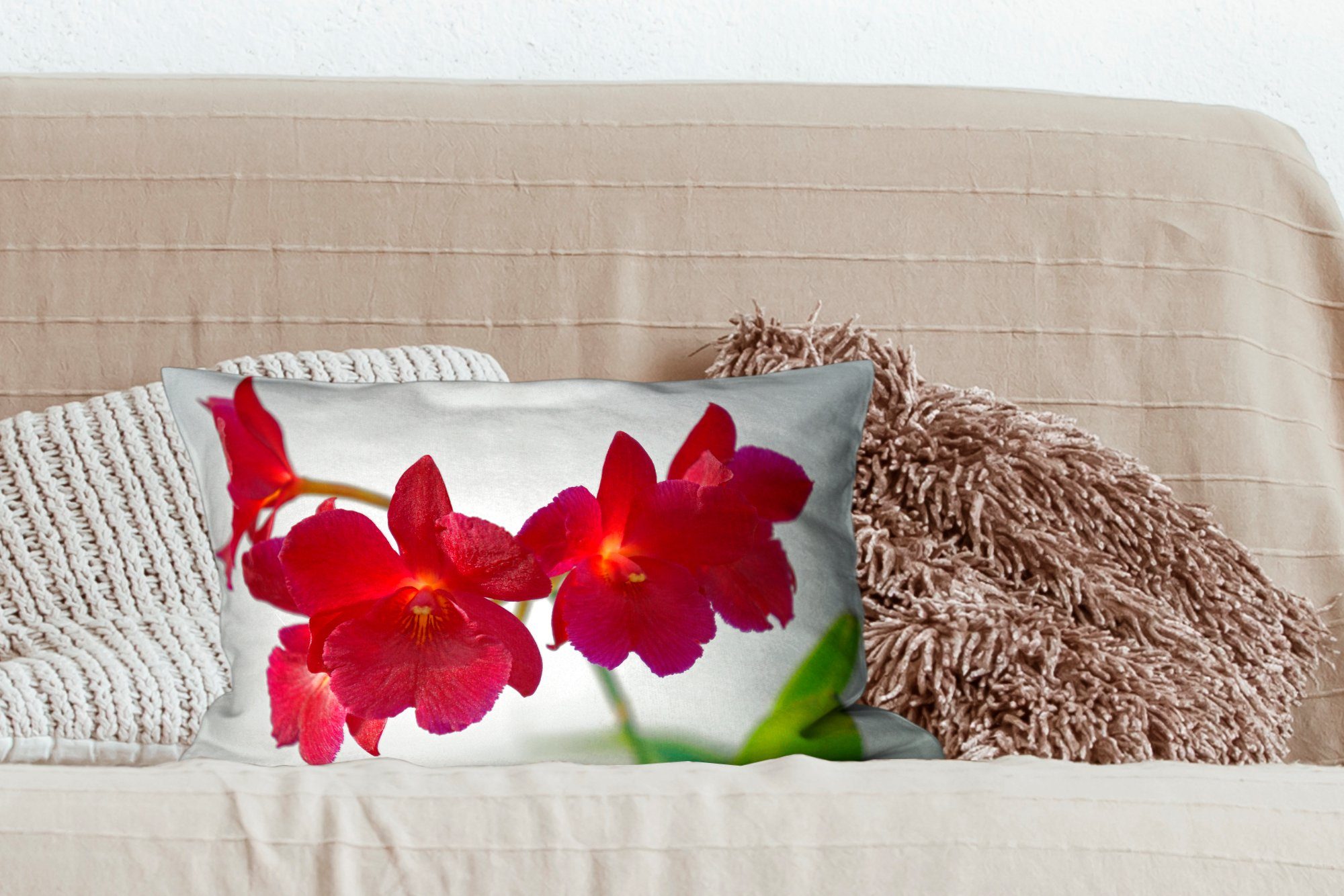 MuchoWow Dekokissen Rote Orchideen Zierkissen, Füllung, Schlafzimmer weißem Dekoration, vor mit Wohzimmer Dekokissen Hintergrund