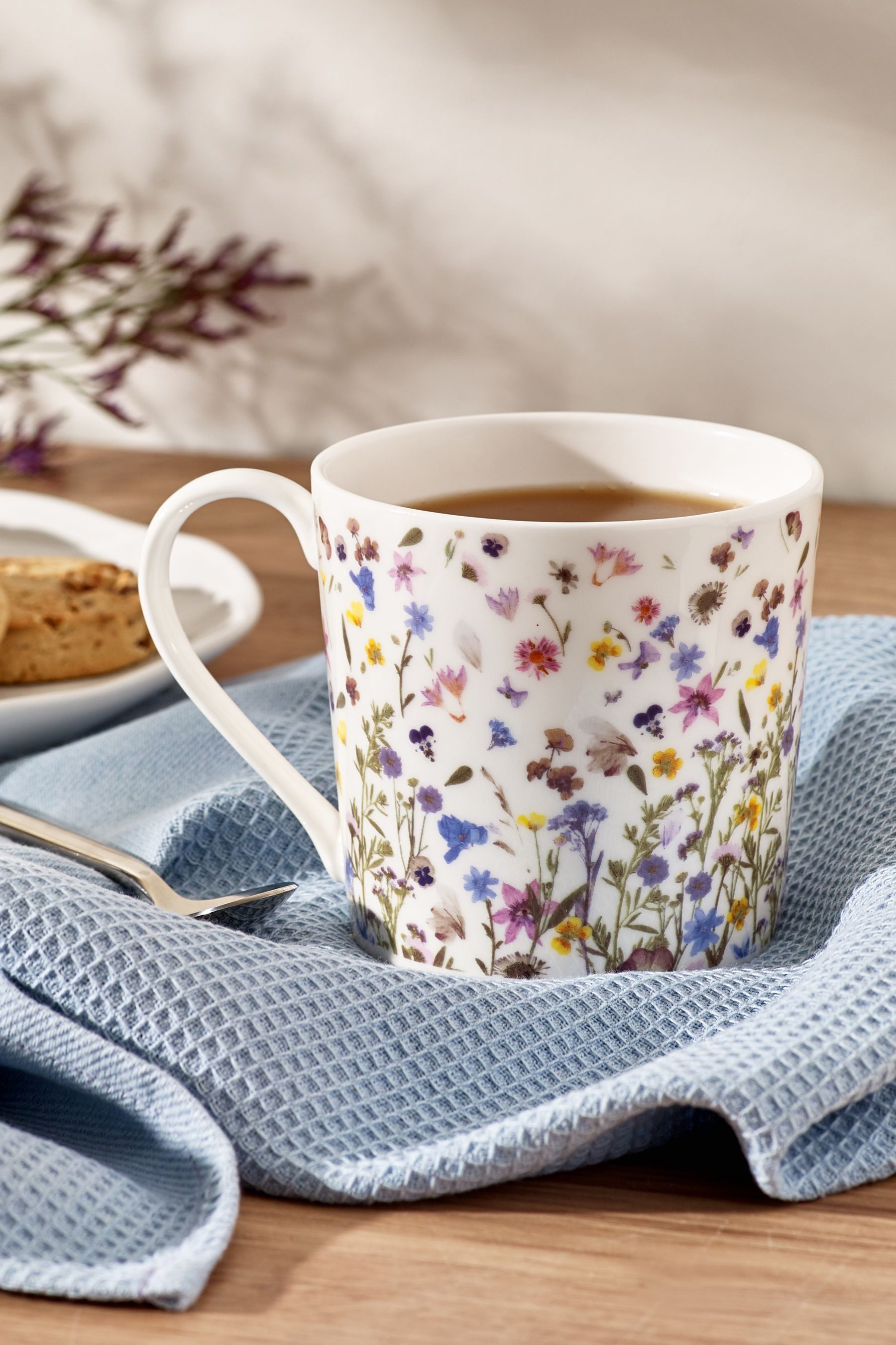 Becher Becher mit Wildblumen-Print