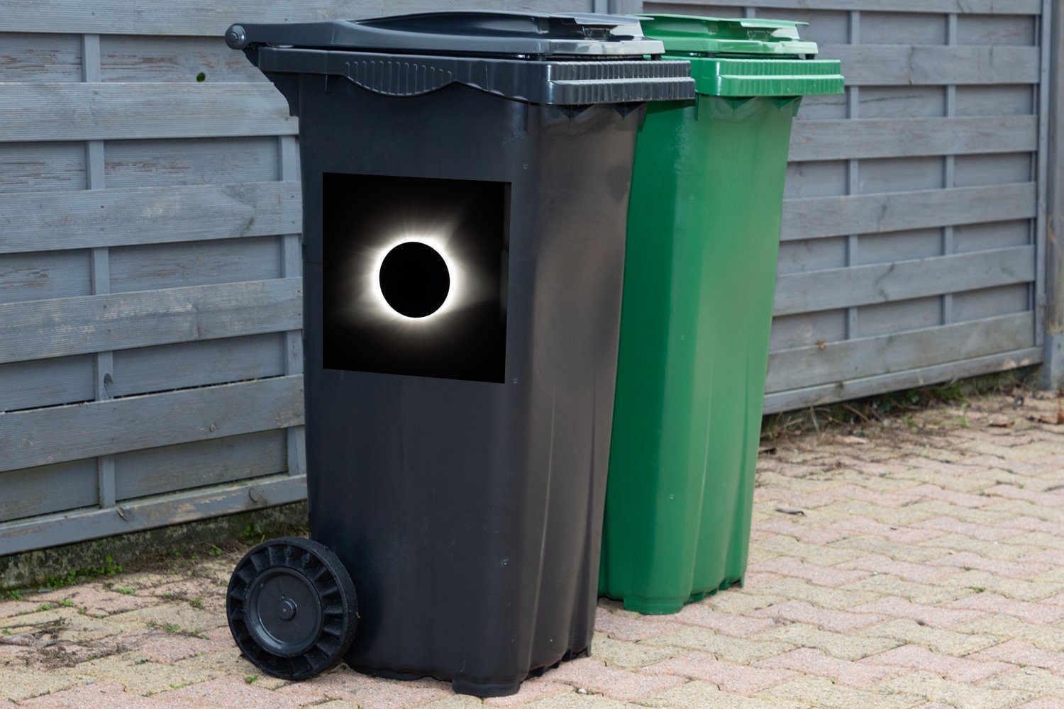Mülltonne, (1 Totale Sonnenfinsternis MuchoWow mit Container, Sticker, Mülleimer-aufkleber, weißen St), Abfalbehälter Lichtstrahlen Wandsticker