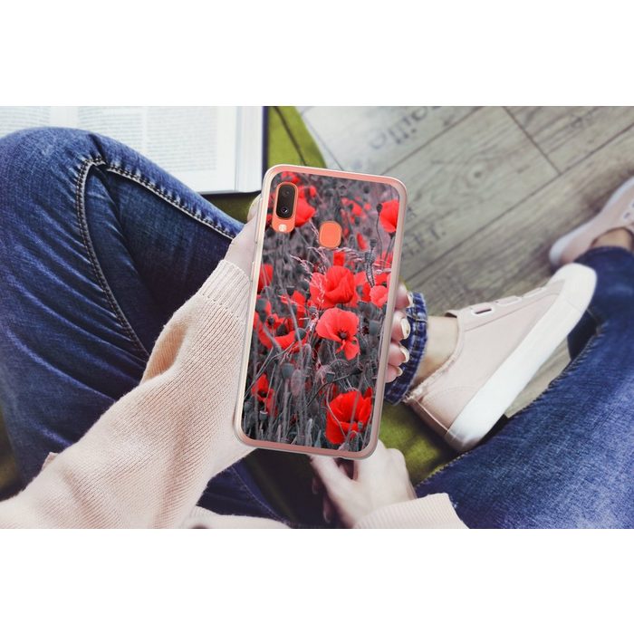 MuchoWow Handyhülle Rote Mohnblumen in einem Schwarz-Weiß-Bild Handyhülle Samsung Galaxy A20e Smartphone-Bumper Print Handy QR10965