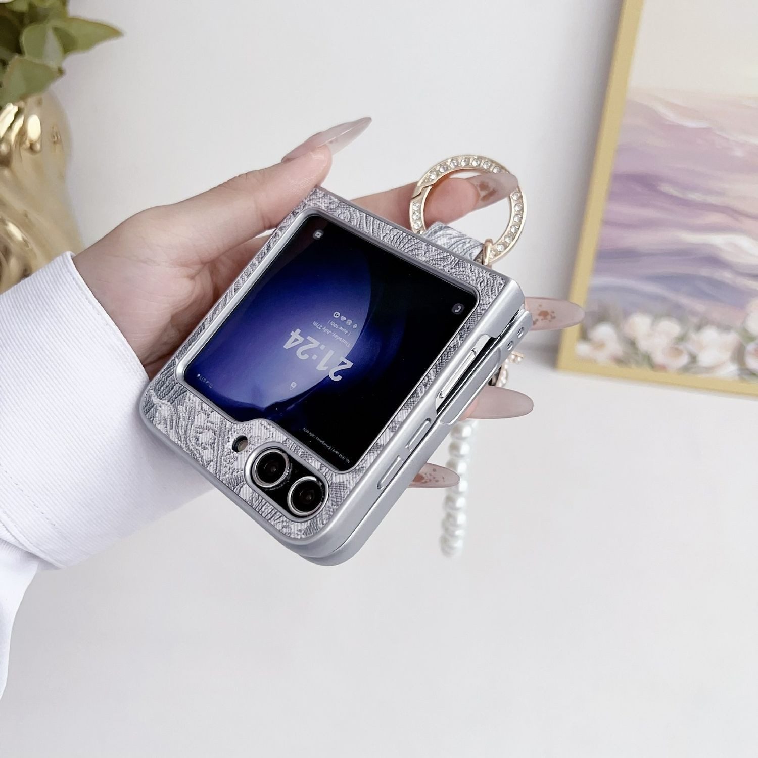 Wigento Handyhülle Für Samsung Galaxy Z Flip7 FE / Flip6 5G Stick Hülle Ringperlenkette