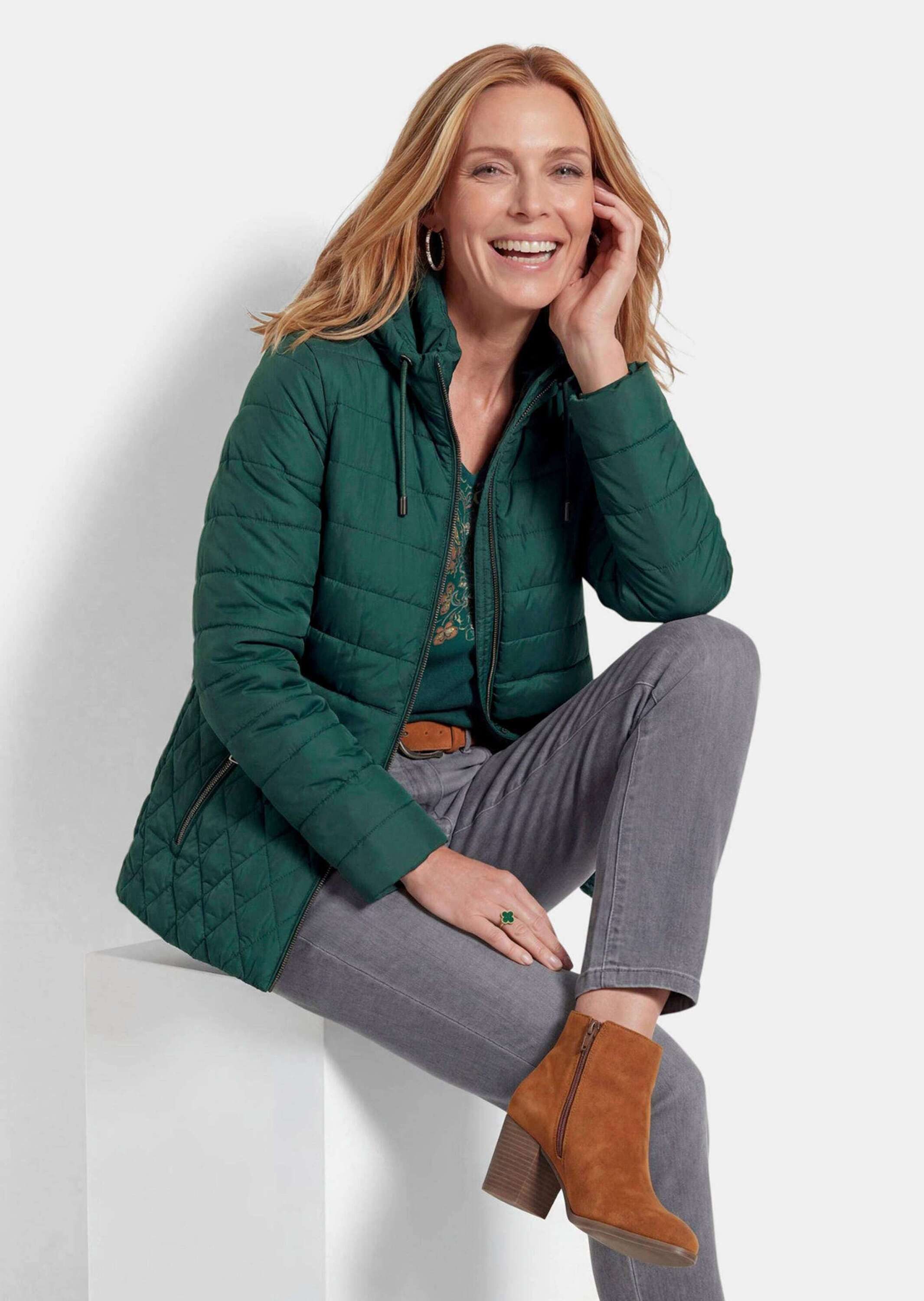 GOLDNER Winterjacke Kurzgröße: Steppjacke mit Kapuze Wattierte Übergangsjacke mit modernem Steppmix und Kordelzug – Bild 4 von 5