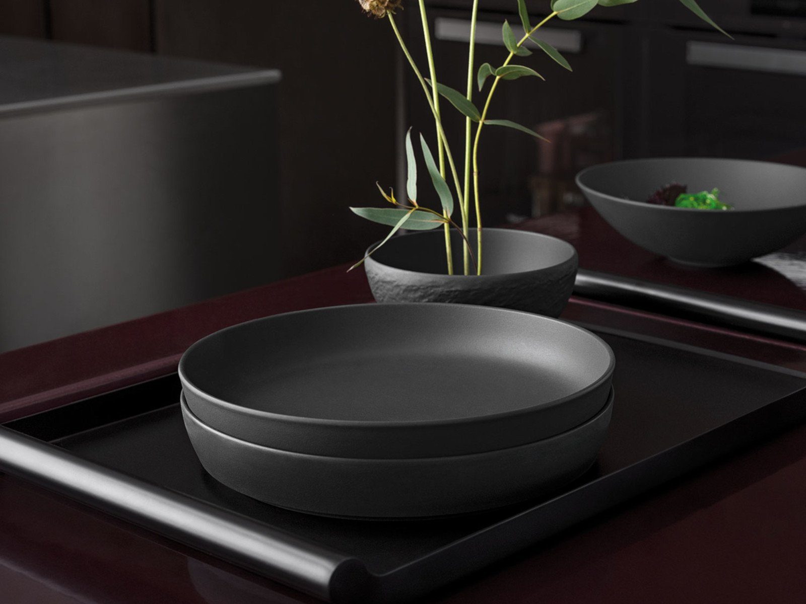 Villeroy & Boch Schale Iconic Schale flach schwarz 24 cm, Premium Porcelain, (Schüsseln & Schalen)