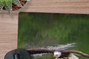 MuchoWow Gaming Mauspad Ein Weißkopfseeadler fliegt sehr niedrig über dem Wasser (1-St), Mousepad mit Rutschfester Unterseite, Gaming, 40x40 cm, XXL, Großes
