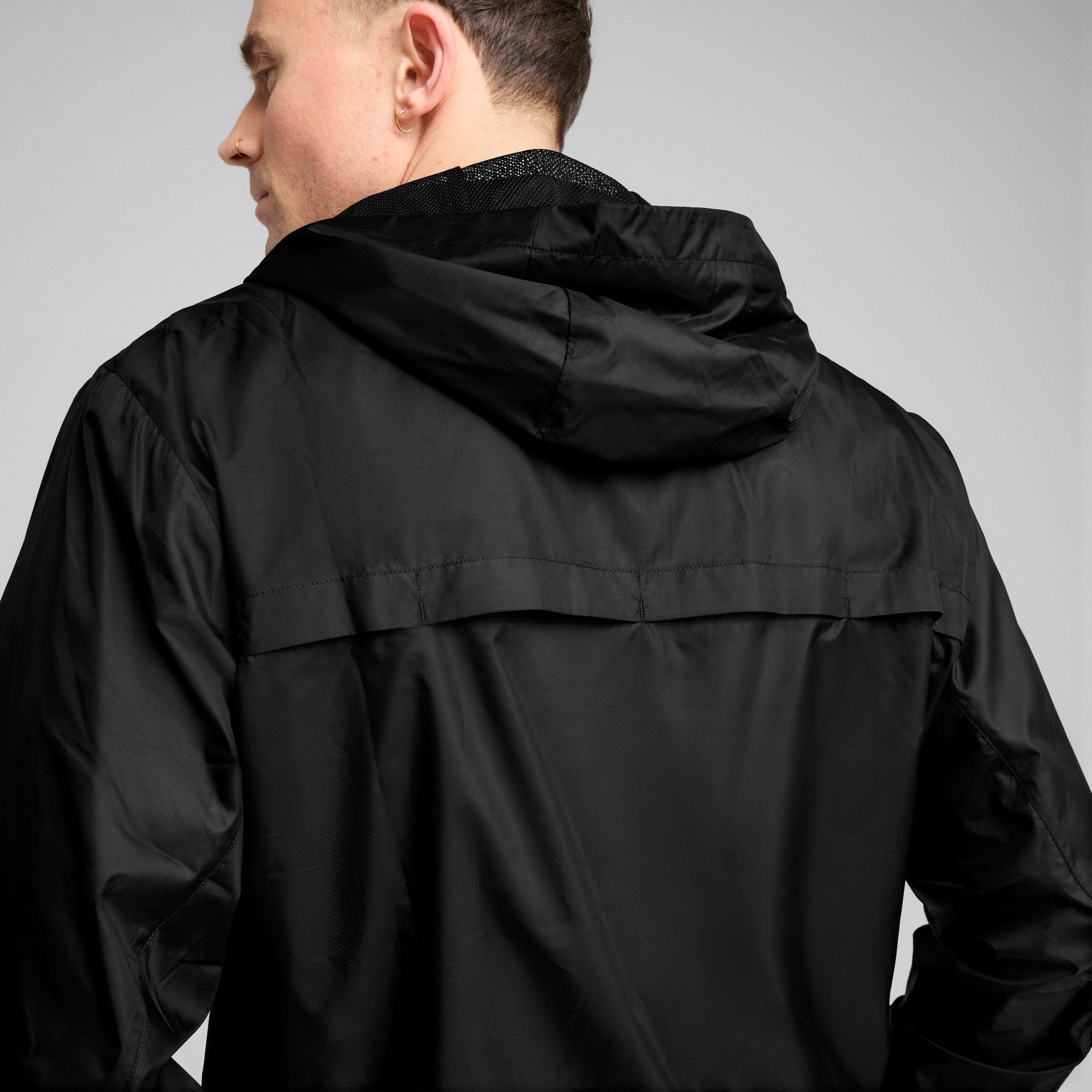 PUMA Windbreaker ESS REGULAR WINDBREAKER mit kuscheliger Kapuze, wasserabweisend, mit Eingrifftaschen hinten