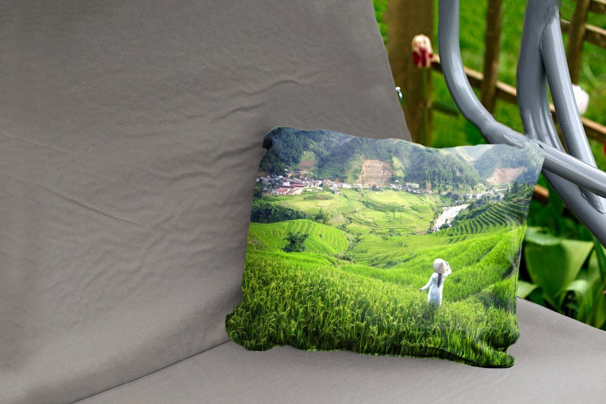 Outdoor-Dekorationskissen, MuchoWow Polyester, einem Frau Indonesien, Dekokissen Kissenhülle Reisfeld in in Dekokissenbezug,