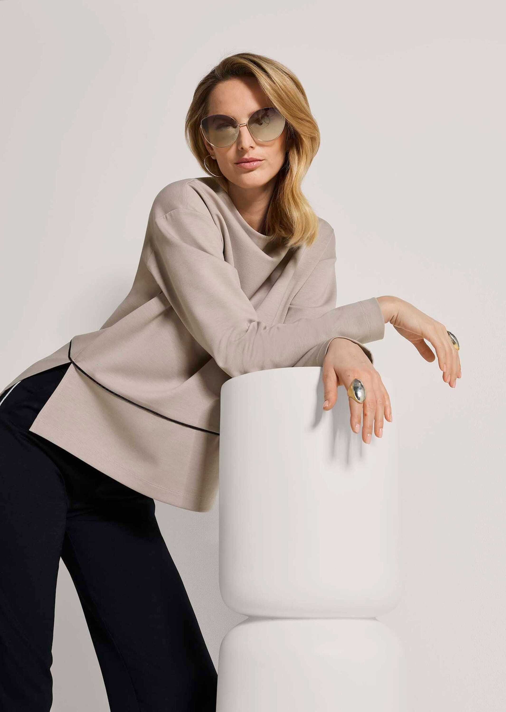 MADELEINE Langarmshirt Sportives Sweatshirt mit Stehkragen Überschnittene Schultern, Kontrastpaspelierung & Seitenschlitze – Bild 3 von 5